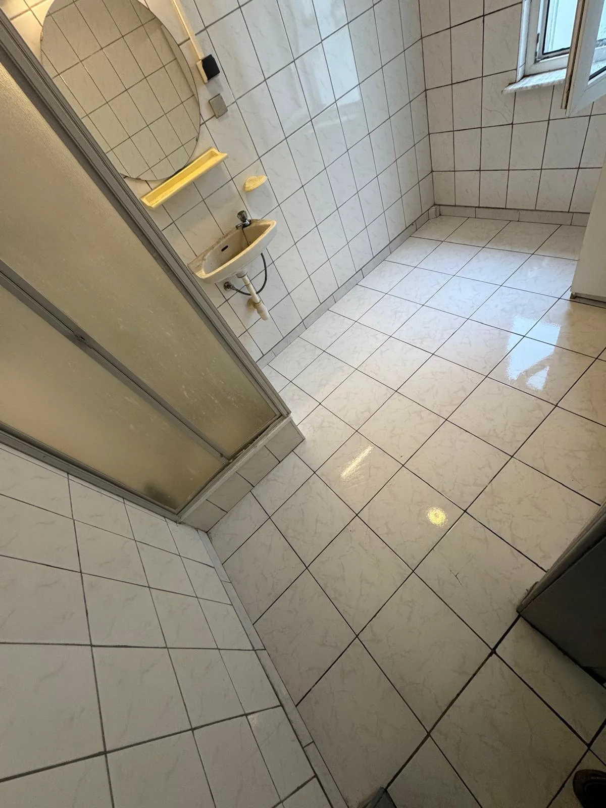 Après débarras — Salle d’eau nettoyée après évacuation