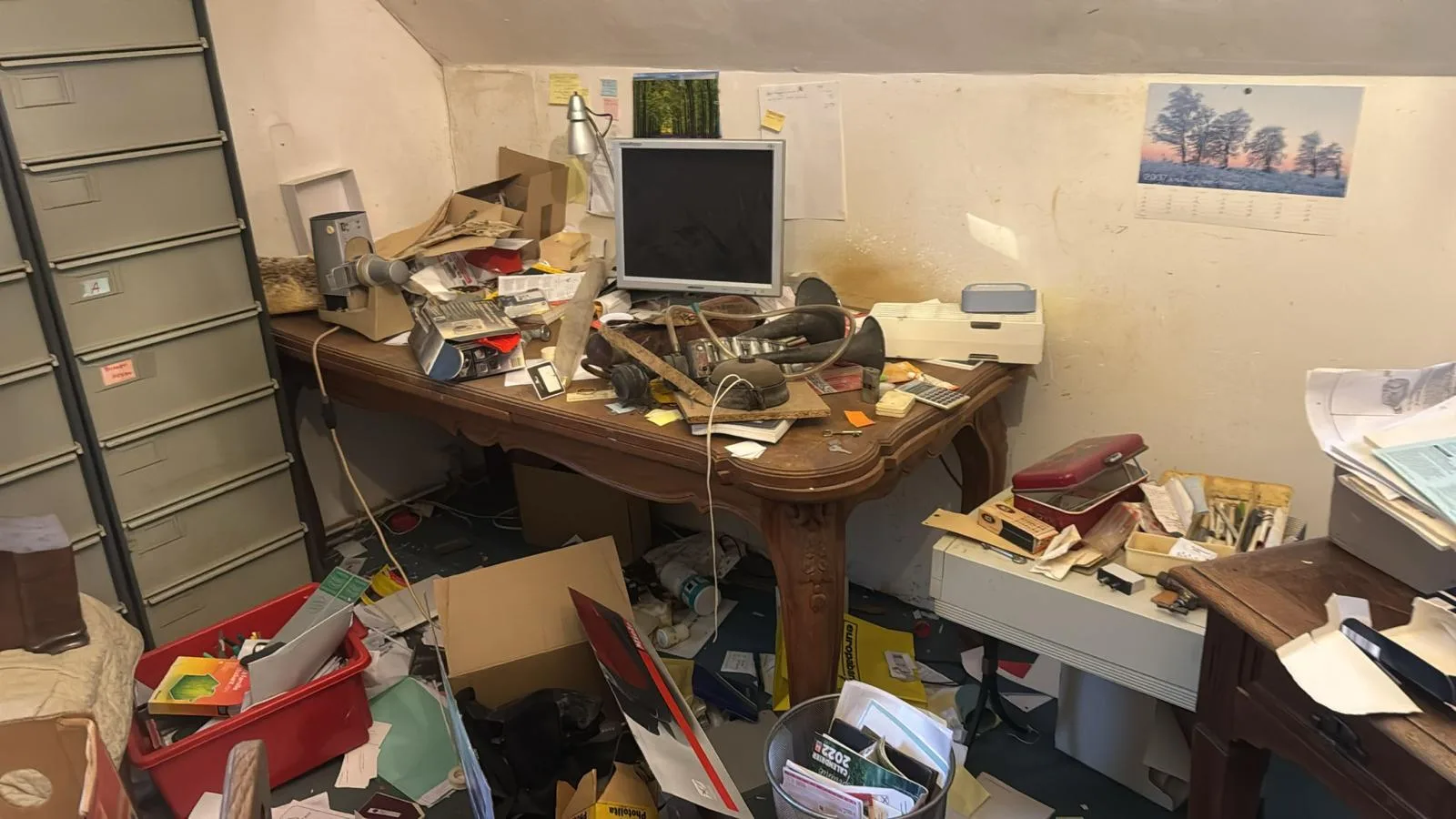 Avant débarras — Bureau professionnel vidé après tri
