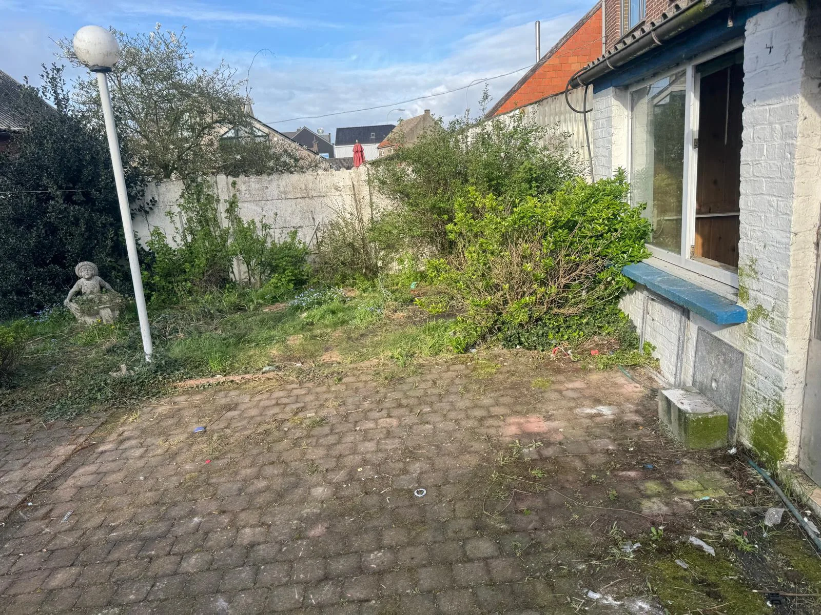 Après débarras — Cour arrière vidée et remise au propre