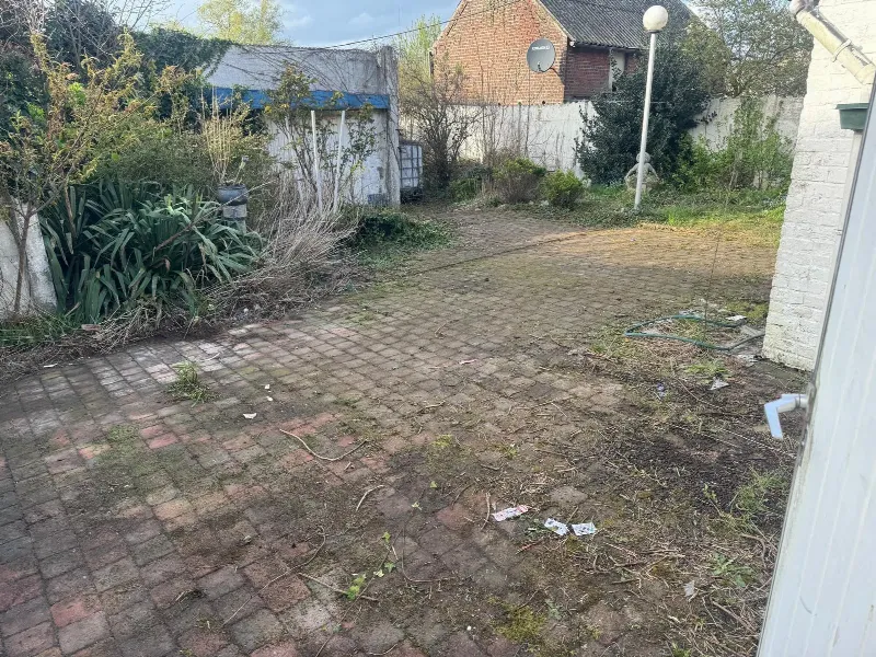 Débarras extérieur — chantier dans la région de Libin