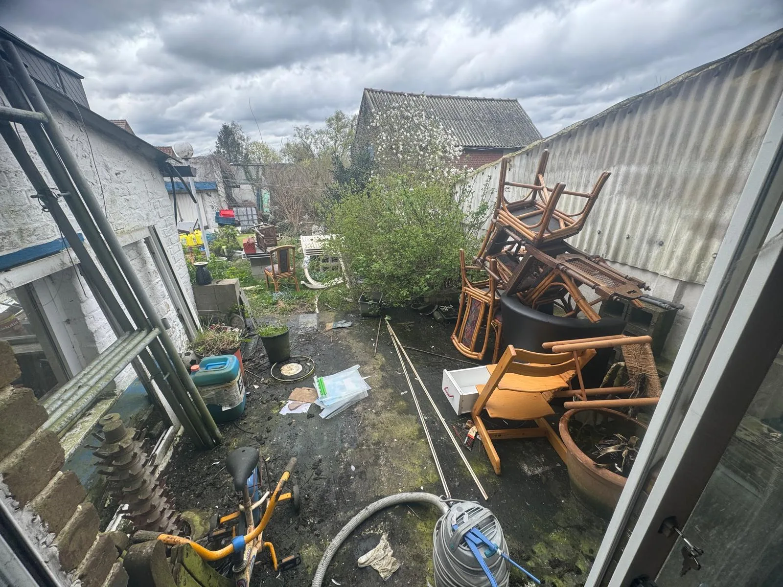 Avant débarras à Arlon — Passage extérieur vidé et sécurisé
