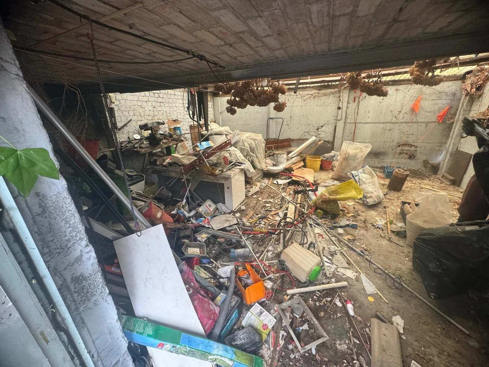 Avant débarras à Grez-Doiceau — Espace extérieur libéré des déchets