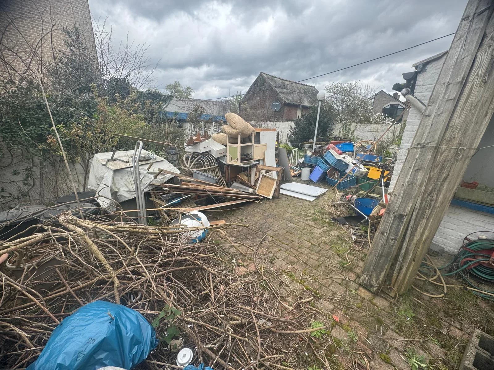 Avant débarras à Eeklo — Jardin encombré remis au propre
