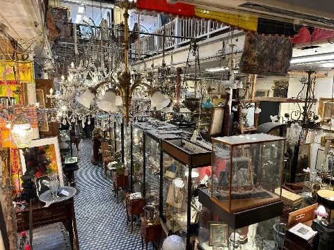 Vide grenier — chantier dans la région de Léglise