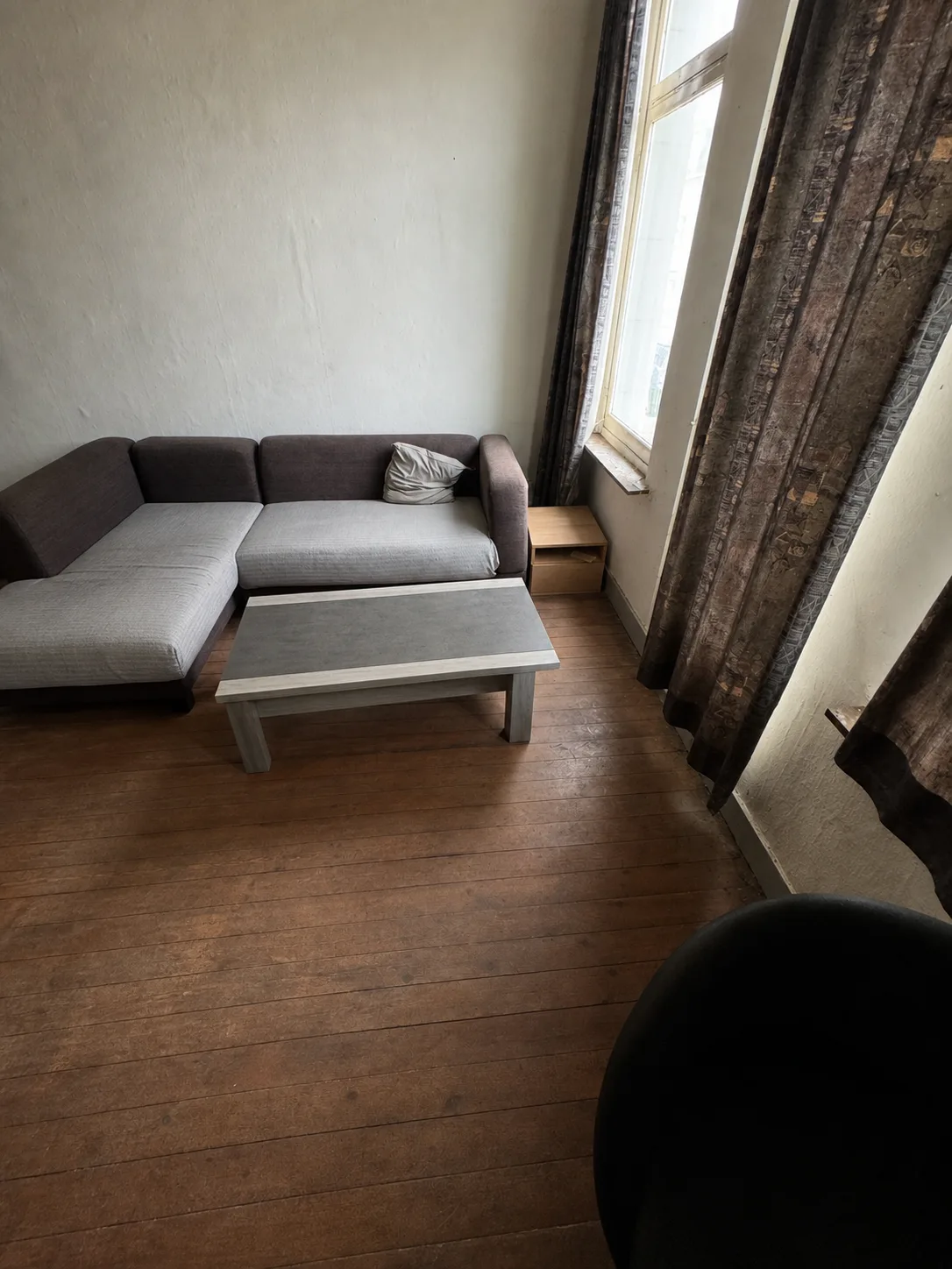 Après débarras à Spa — Salon vidé, prêt à réaménager