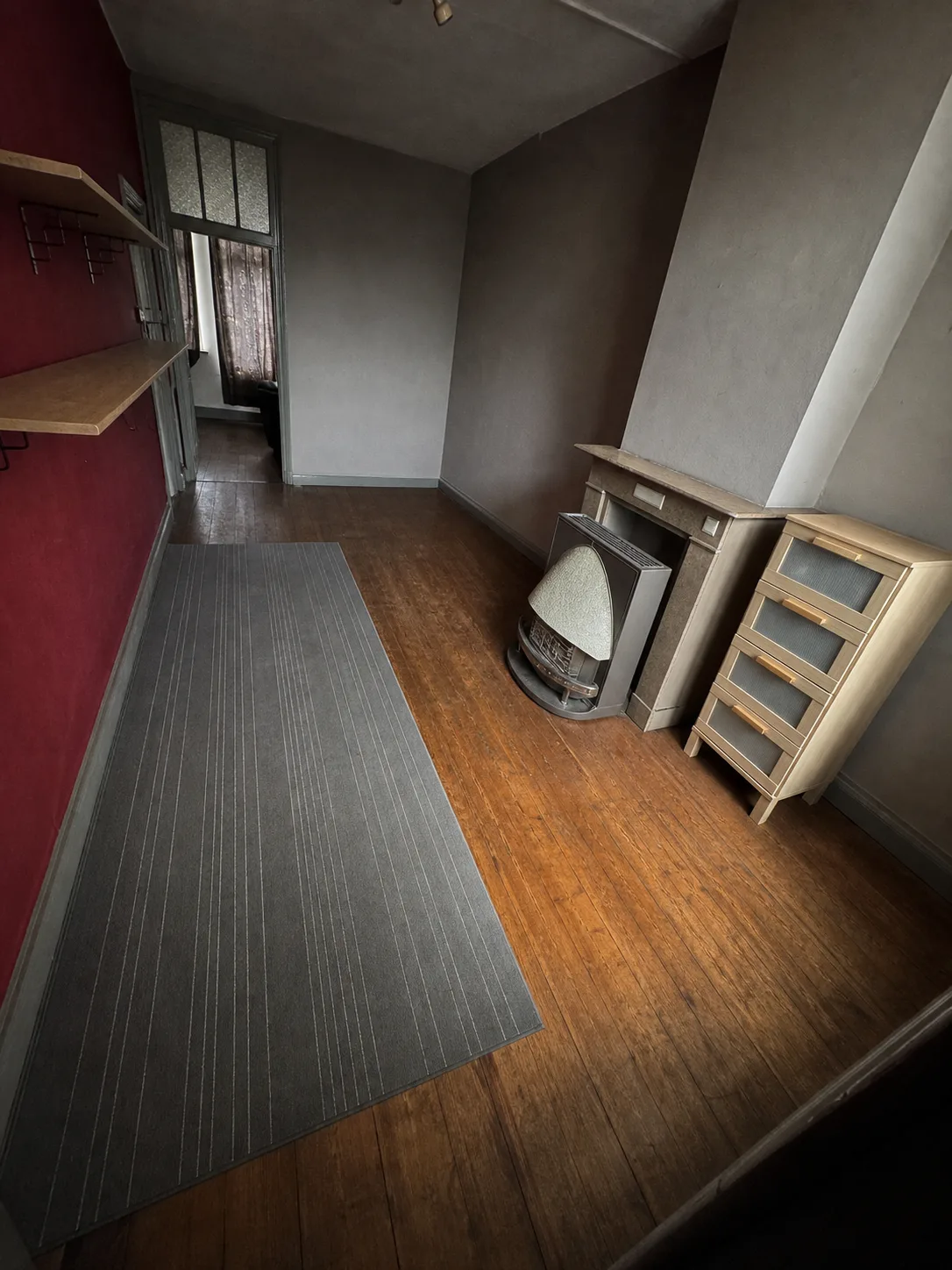 Après débarras à Spa — Pièce encombrée remise à nu