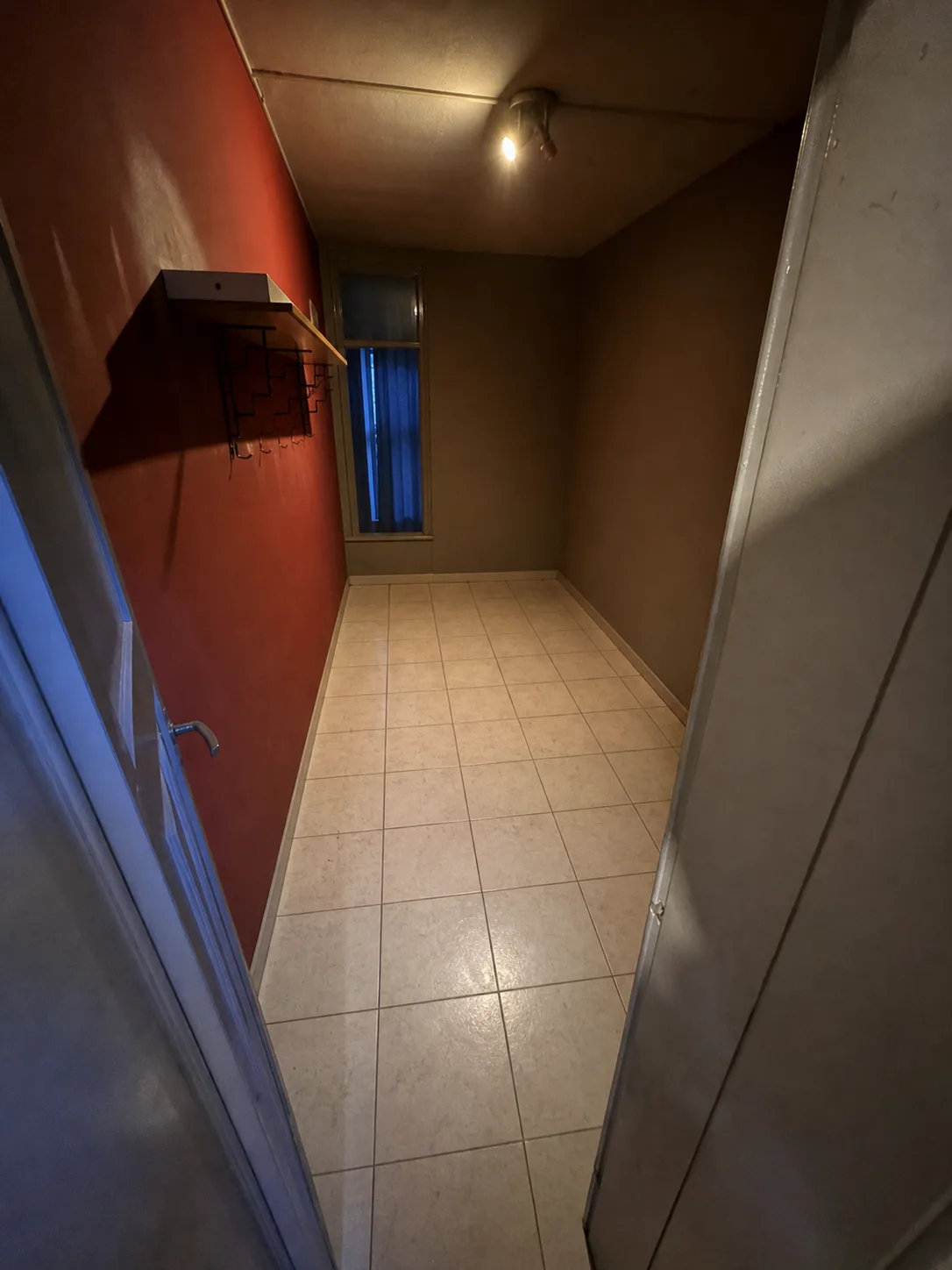 Après débarras à Genappe — Chambre saturée de vêtements et cartons, vidée