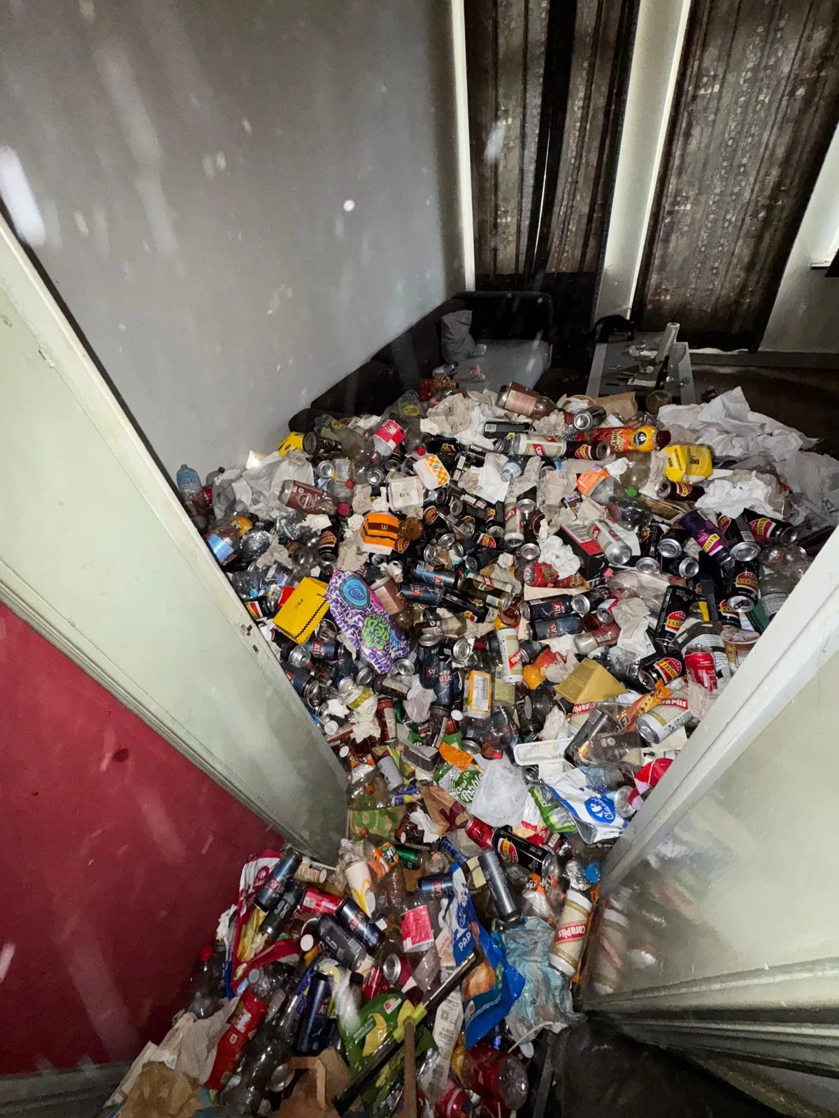 Avant débarras à Fléron — Couloir dégagé et sol nettoyé