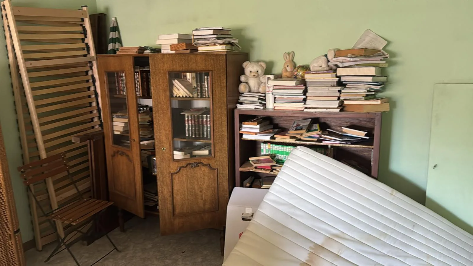 Avant débarras à Vielsalm — Étagères et mobilier évacués