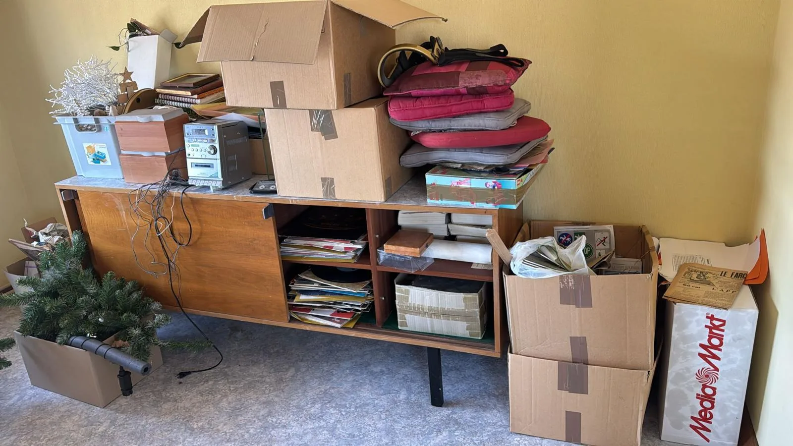 Avant débarras à Frameries — Pièce de stockage débarrassée