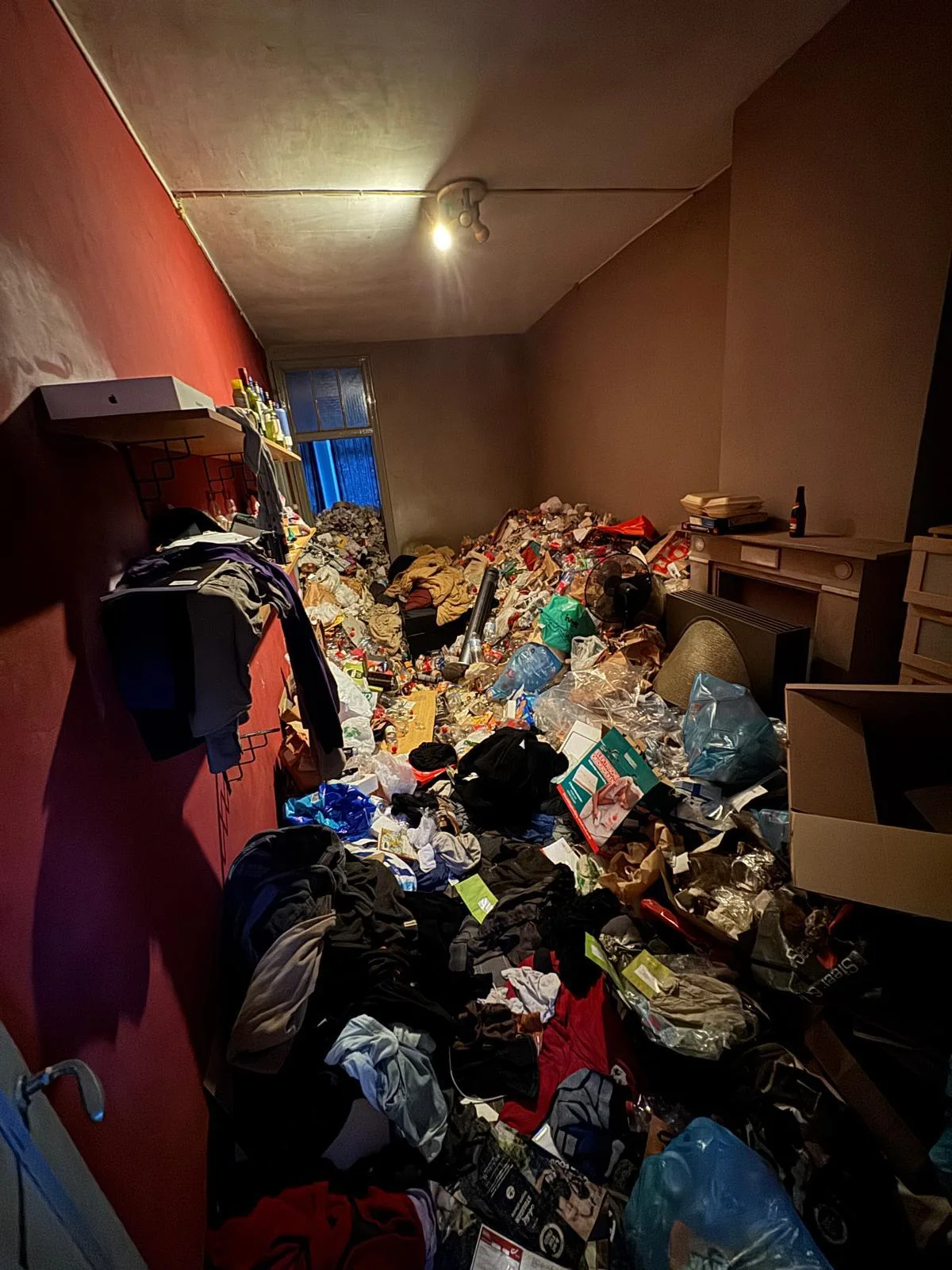 Avant débarras à Beauraing — Chambre débarrassée, prête à repeindre