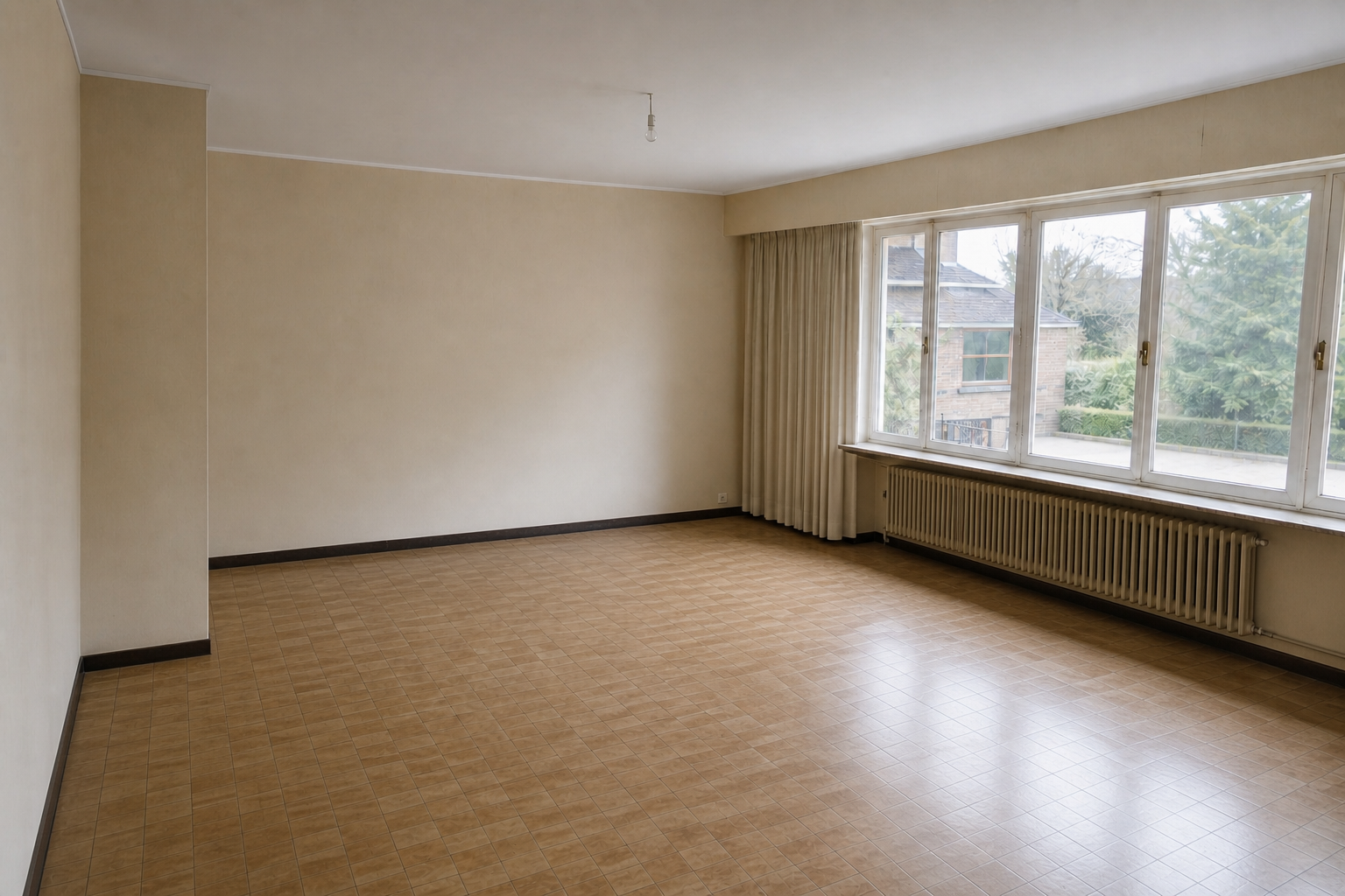 Vide villa quatre façades à Aartselaar : avant, en cours et après — après débarras