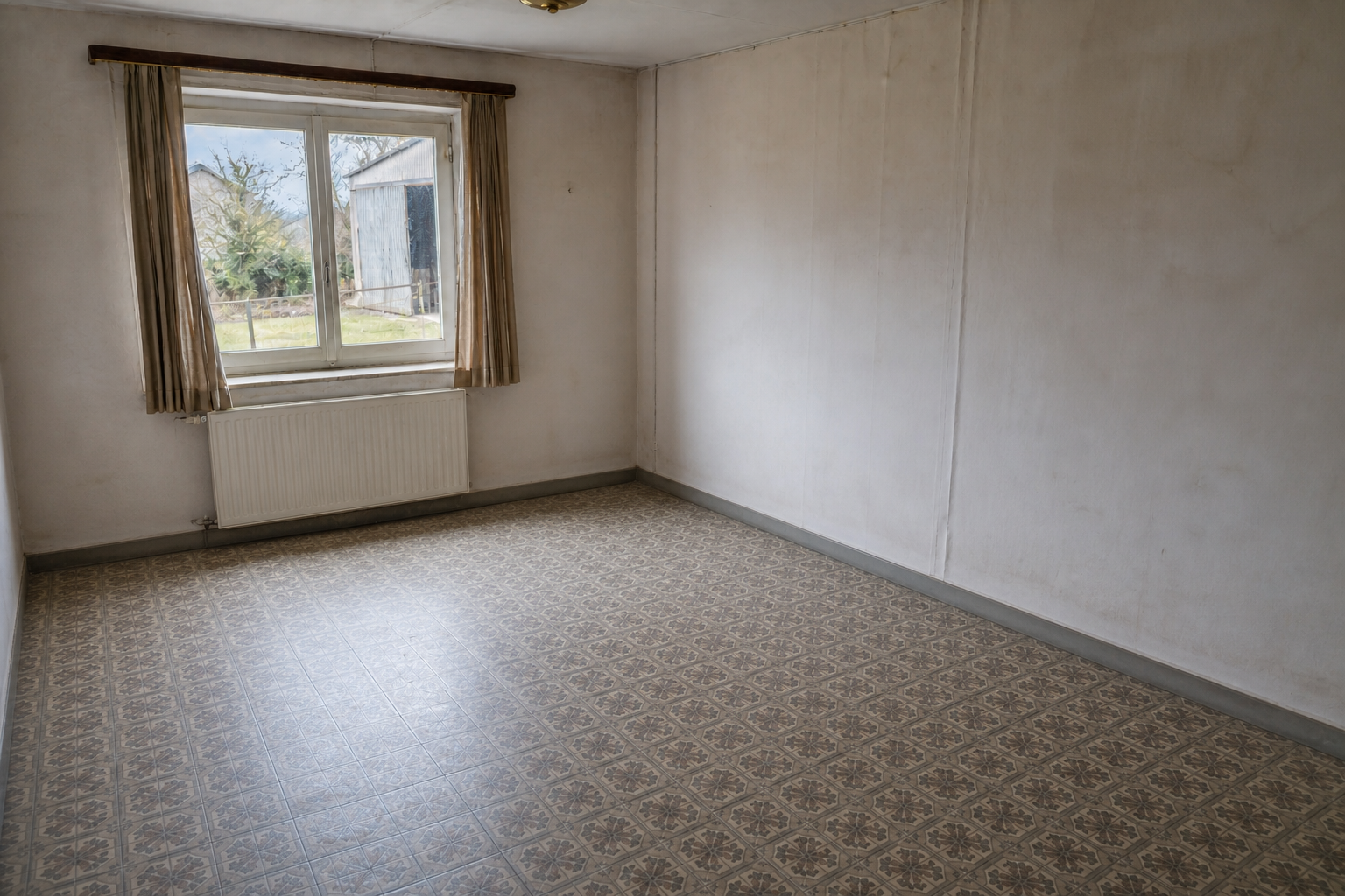 Vide maison villageoise avec dépendance à Beauraing : avant, en cours et après — après débarras