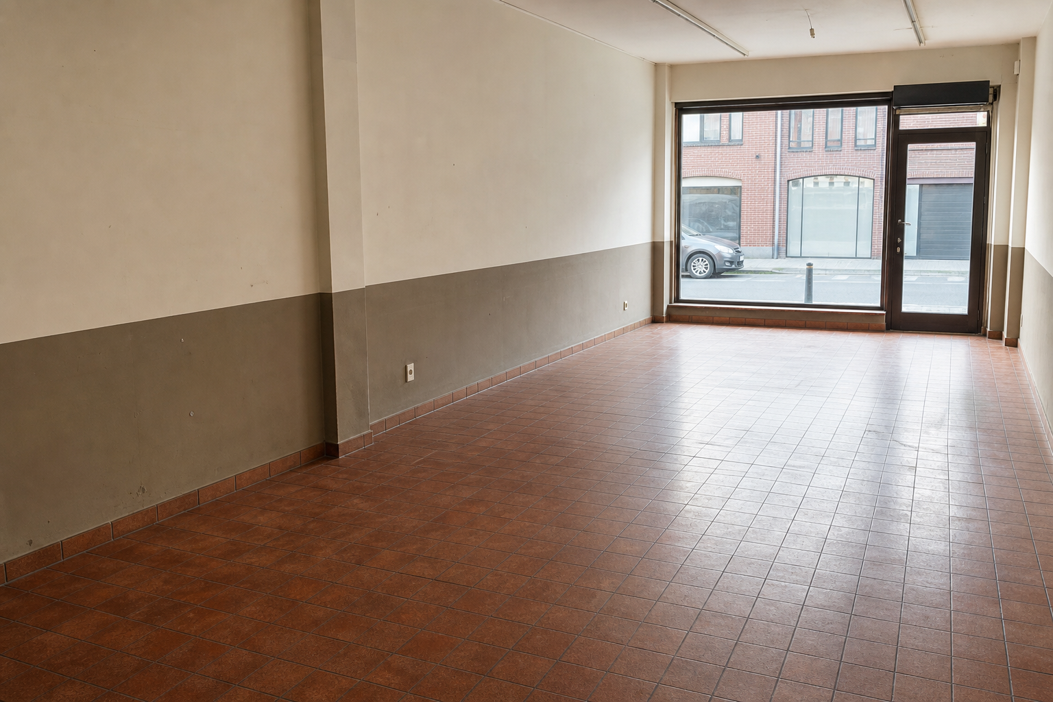 Vide commerce en rez-de-chaussée à Châtelet : avant, en cours et après — après débarras