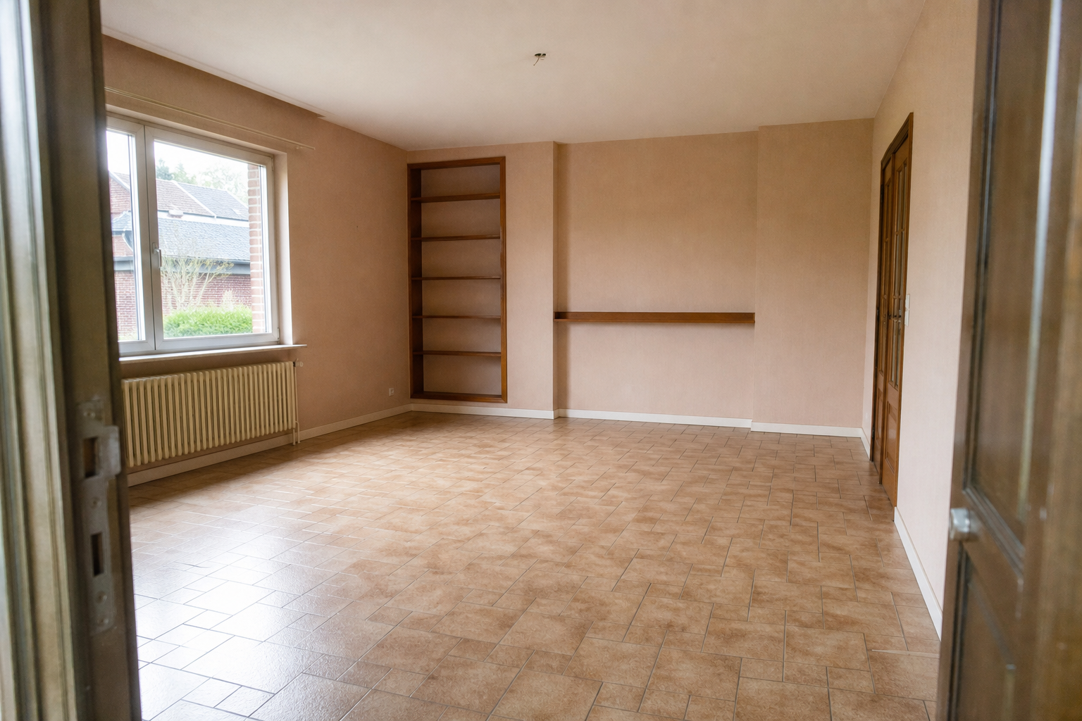 Vide villa quatre façades à Courcelles : avant, en cours et après — après débarras
