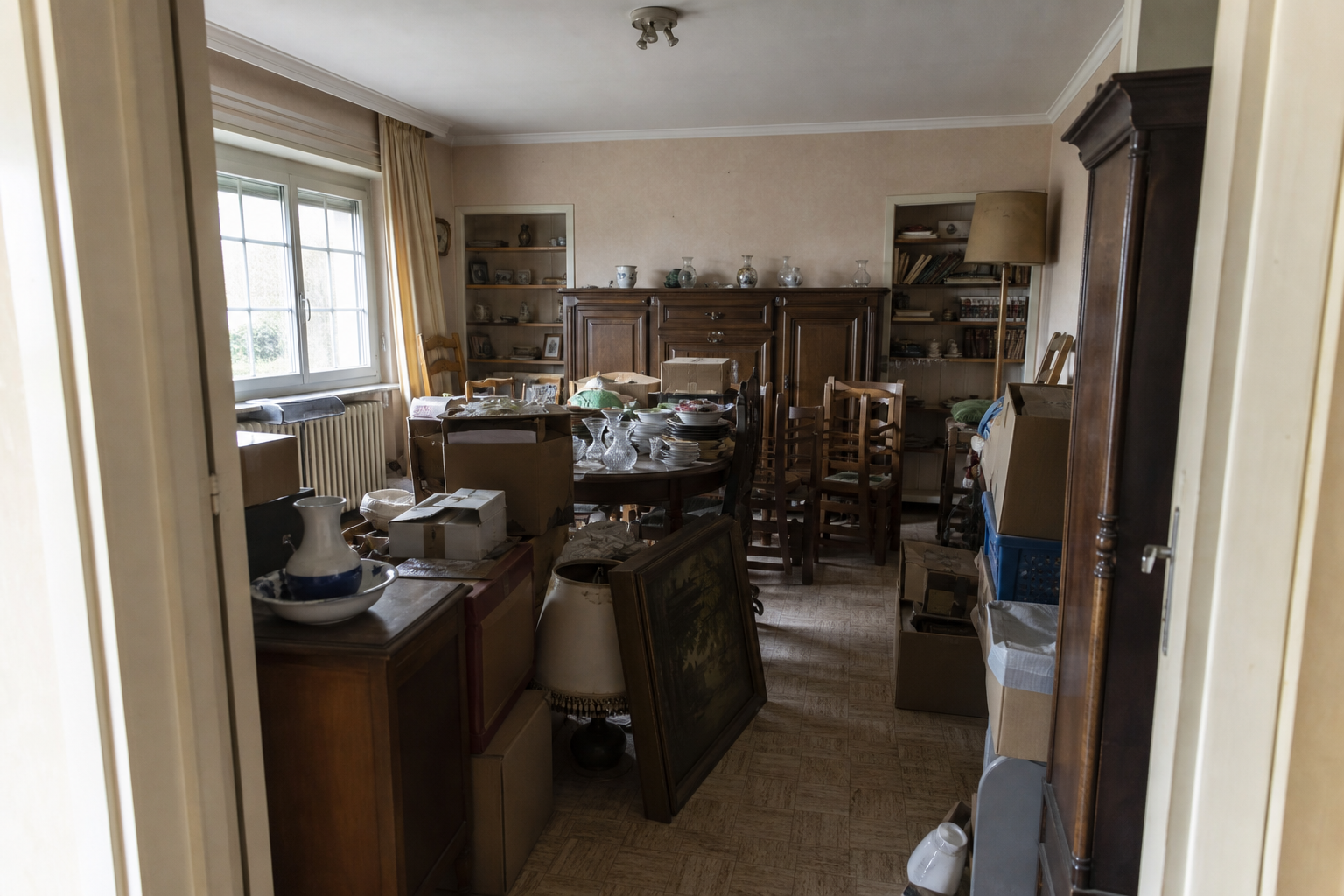 Vide villa quatre façades à Courcelles : avant, en cours et après — avant débarras