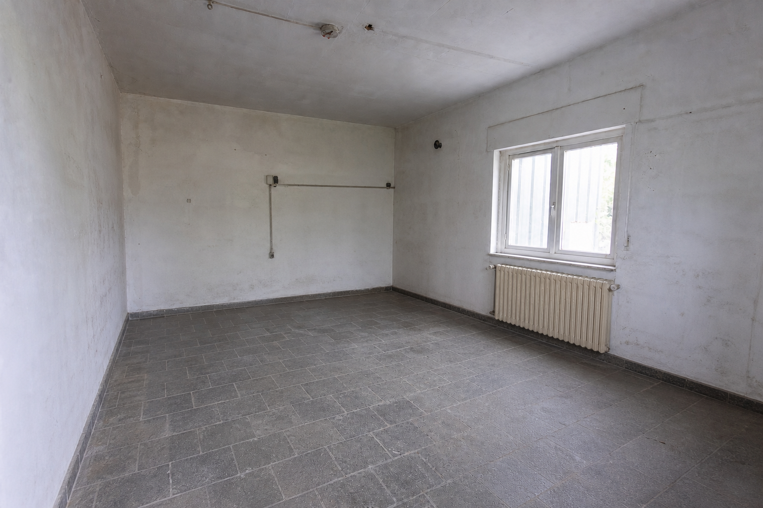 Vide garage-atelier à Dessel : avant, en cours et après — après débarras