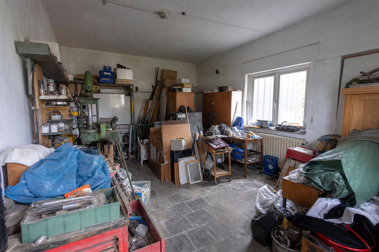 Vide garage-atelier à Dessel : avant, en cours et après — avant débarras
