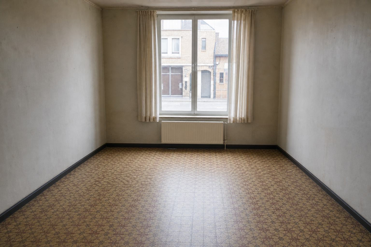 Vide commerce en centre-ville à Dixmude : avant, en cours et après — après débarras