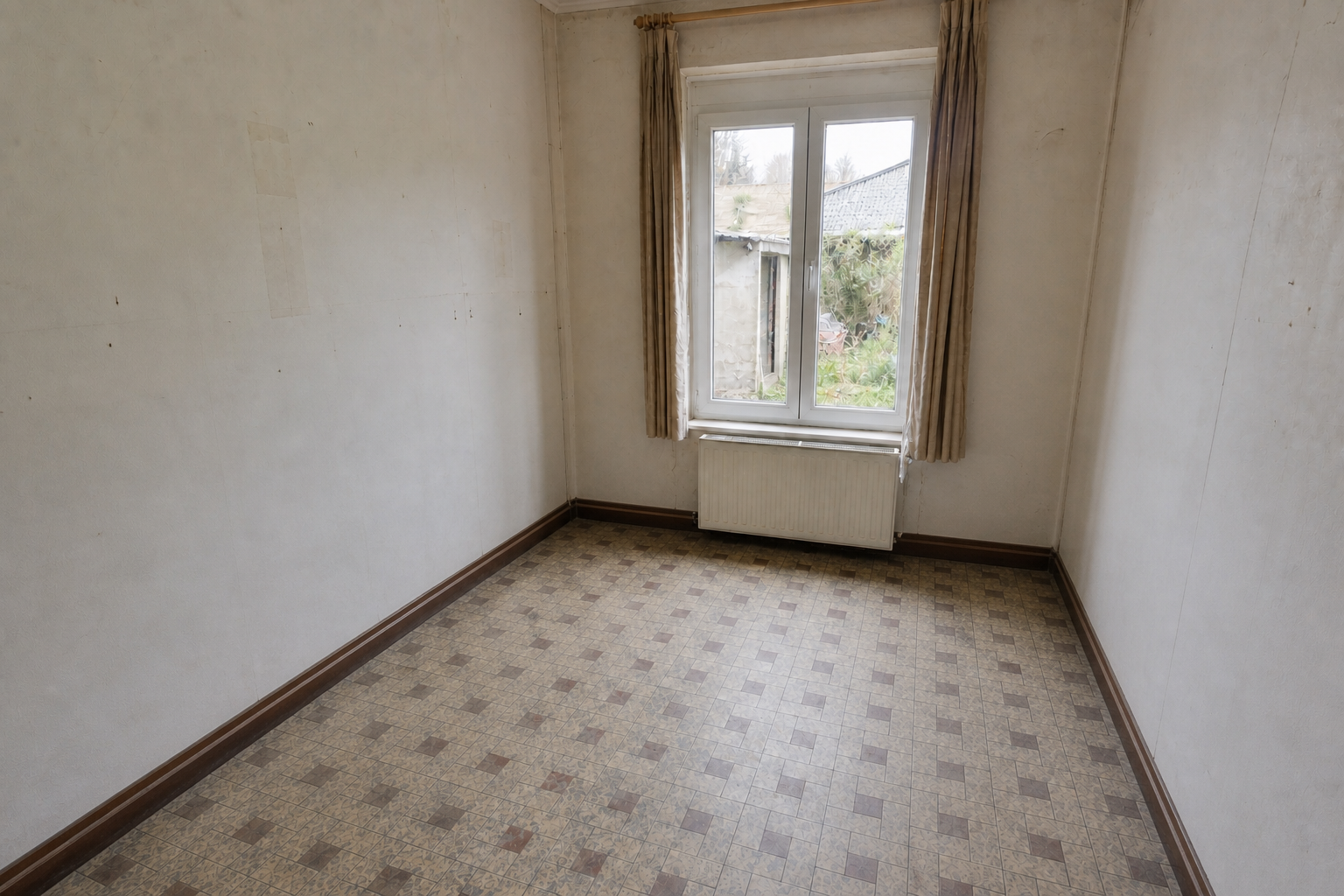 Vide maison de coron à Dour : avant, en cours et après — après débarras
