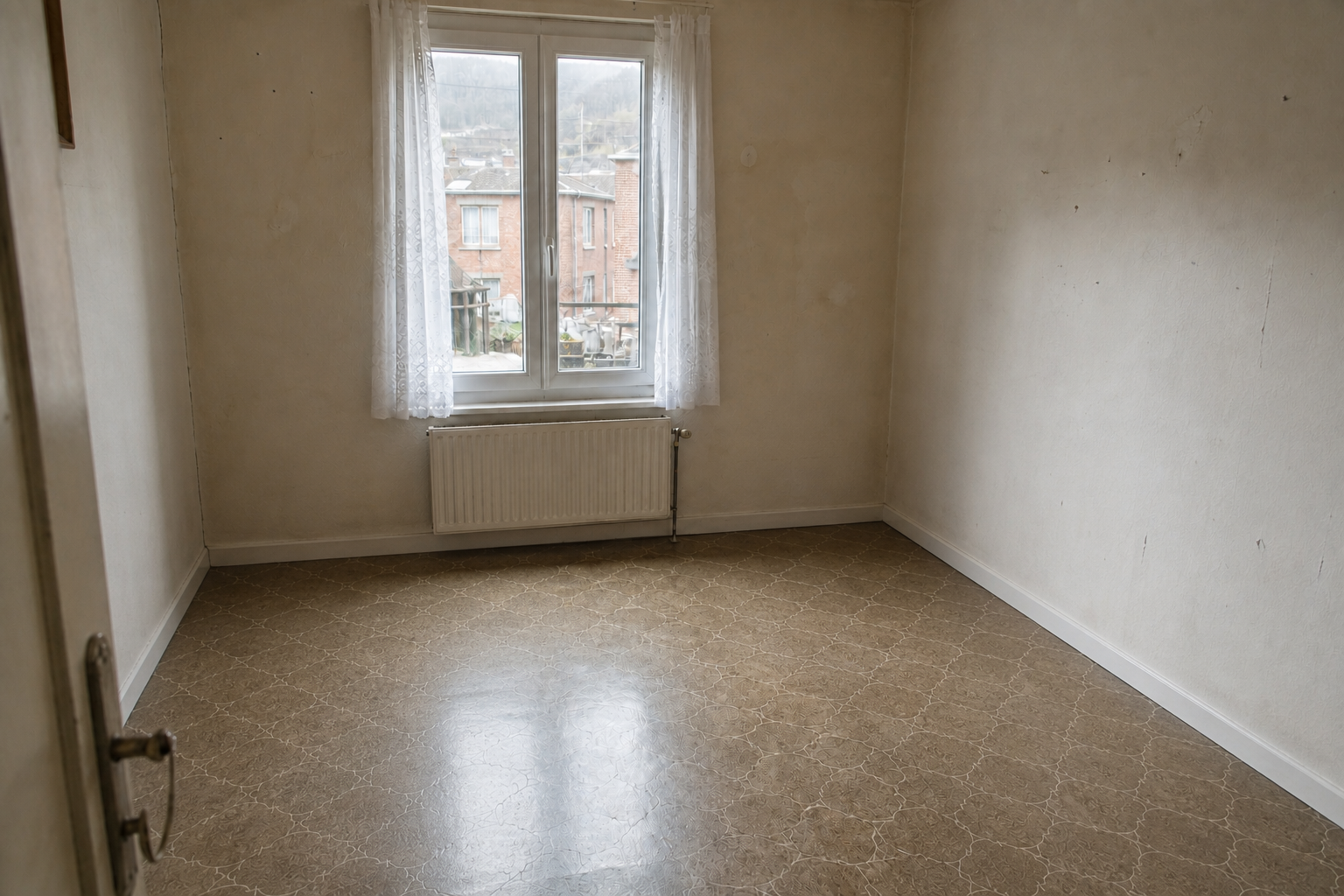 Vide maison ouvrière en vallée mosane à Engis : avant, en cours et après — après débarras