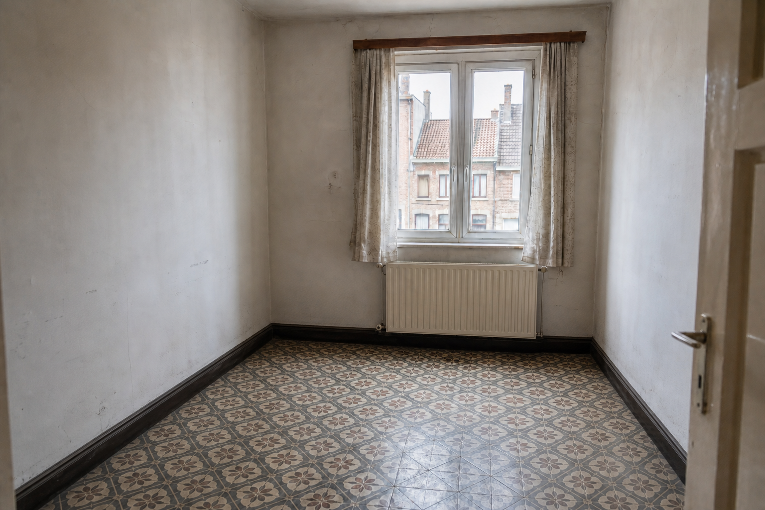 Vide maison ouvrière mitoyenne à Harelbeke : avant, en cours et après — après débarras