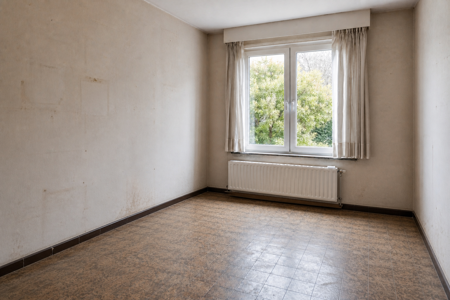 Vide maison quatre façades avant rénovation à Holsbeek : avant, en cours et après — après débarras