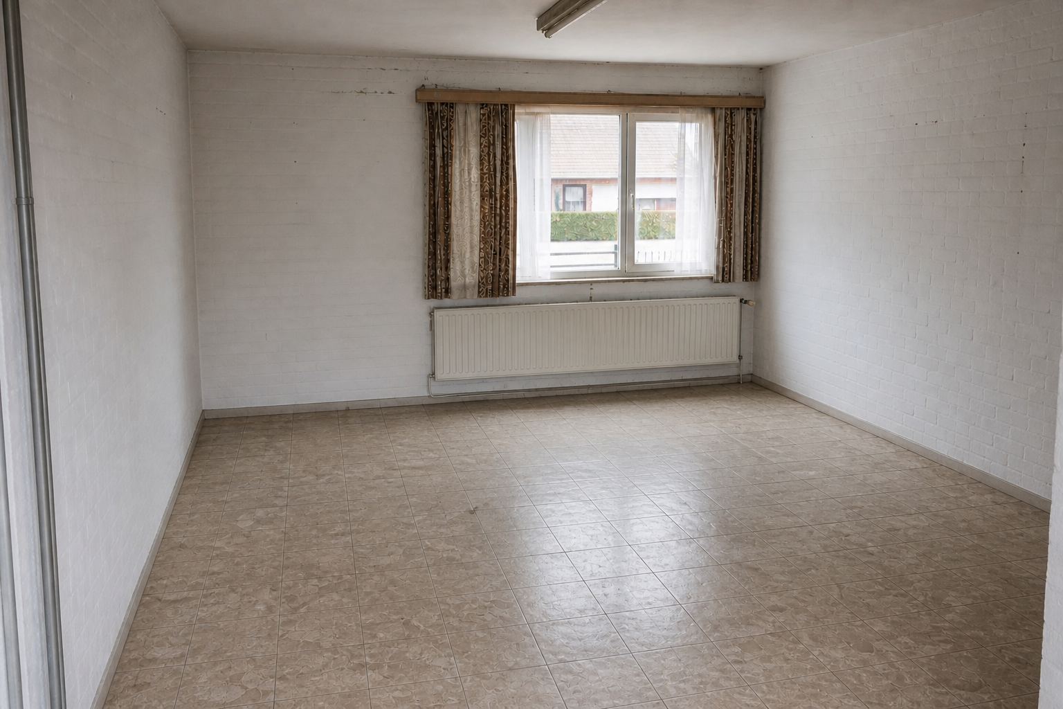 Vide garage-atelier à Houthalen-Helchteren : avant, en cours et après — après débarras