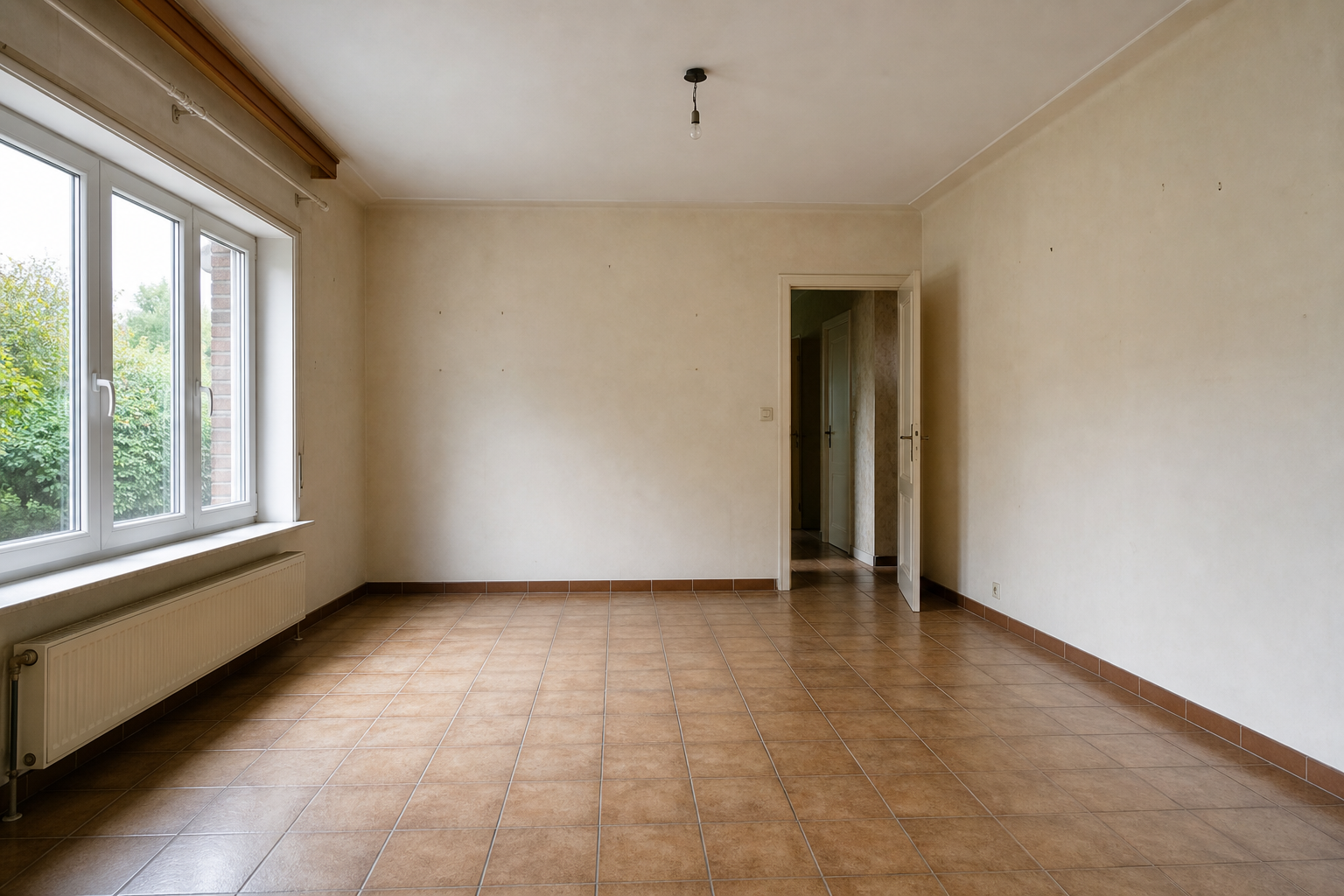 Vide villa quatre façades à Jabbeke : avant, en cours et après — après débarras