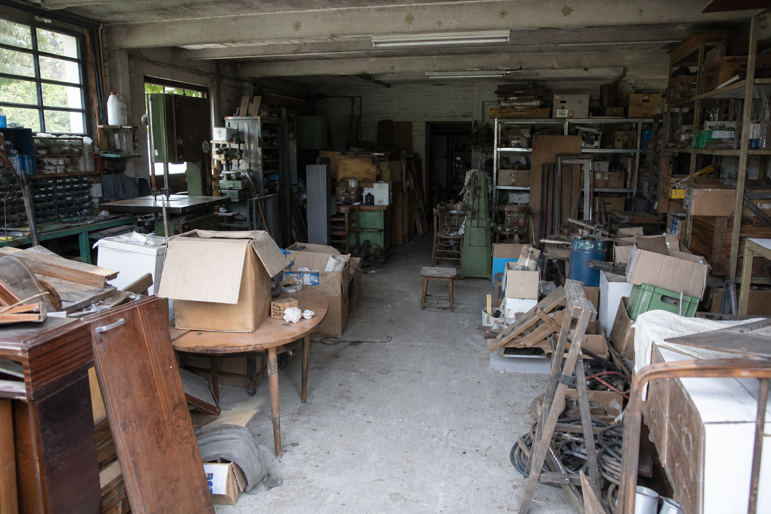 Vide garage-atelier à Koekelare : avant, en cours et après — avant débarras