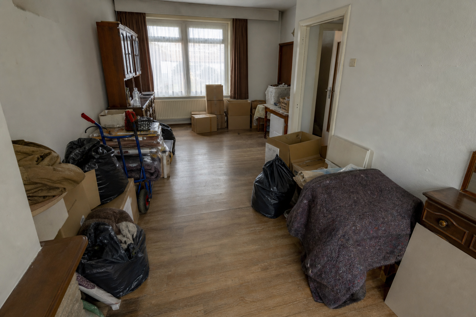 Vide maison mitoyenne en fin de bail à Kuurne : avant, en cours et après — intervention en cours