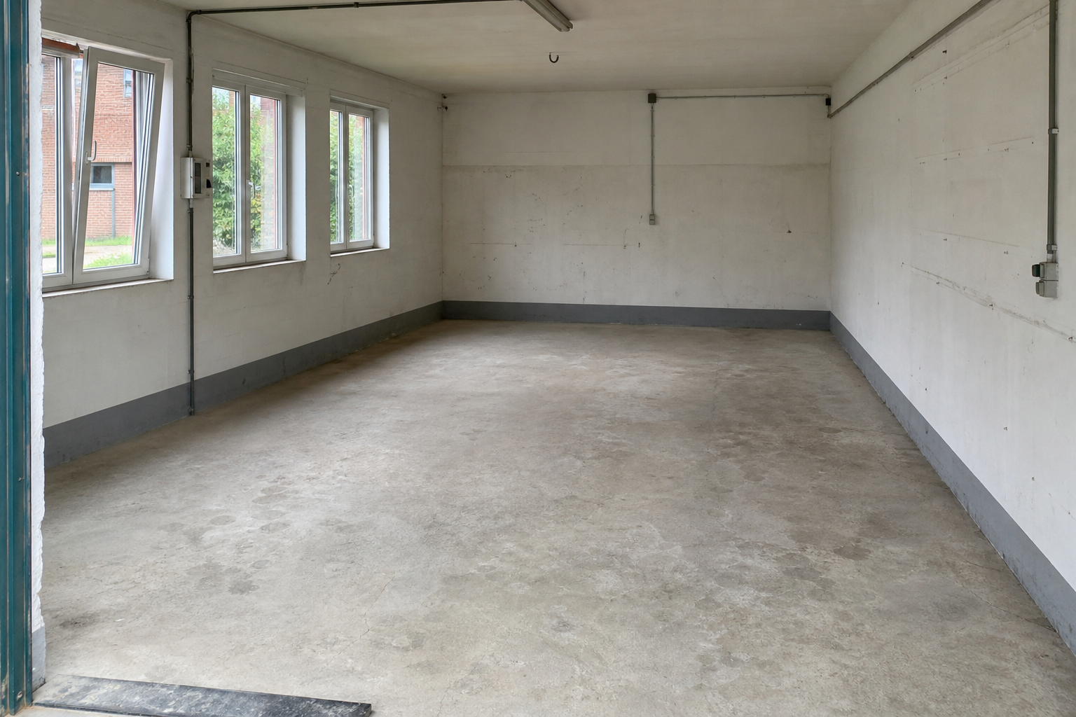 Vide garage-atelier à Laakdal : avant, en cours et après — après débarras