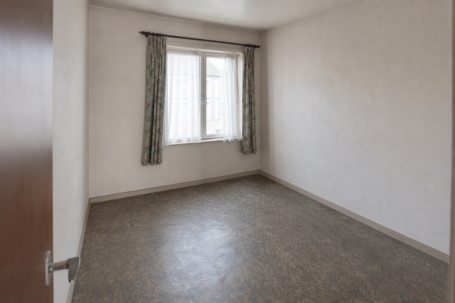 Débarras d'une habitation très encombrée à Ledegem : avant, en cours et après — après débarras
