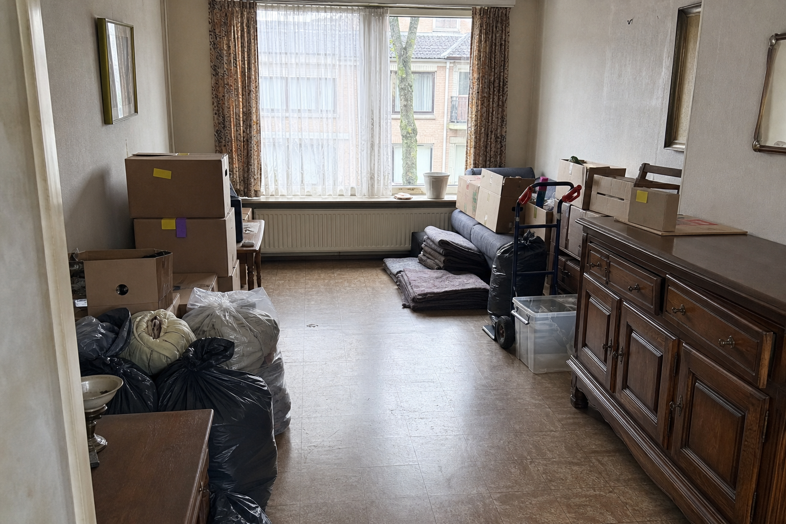 Vide maison mitoyenne à Bourg-Léopold : avant, en cours et après — intervention en cours