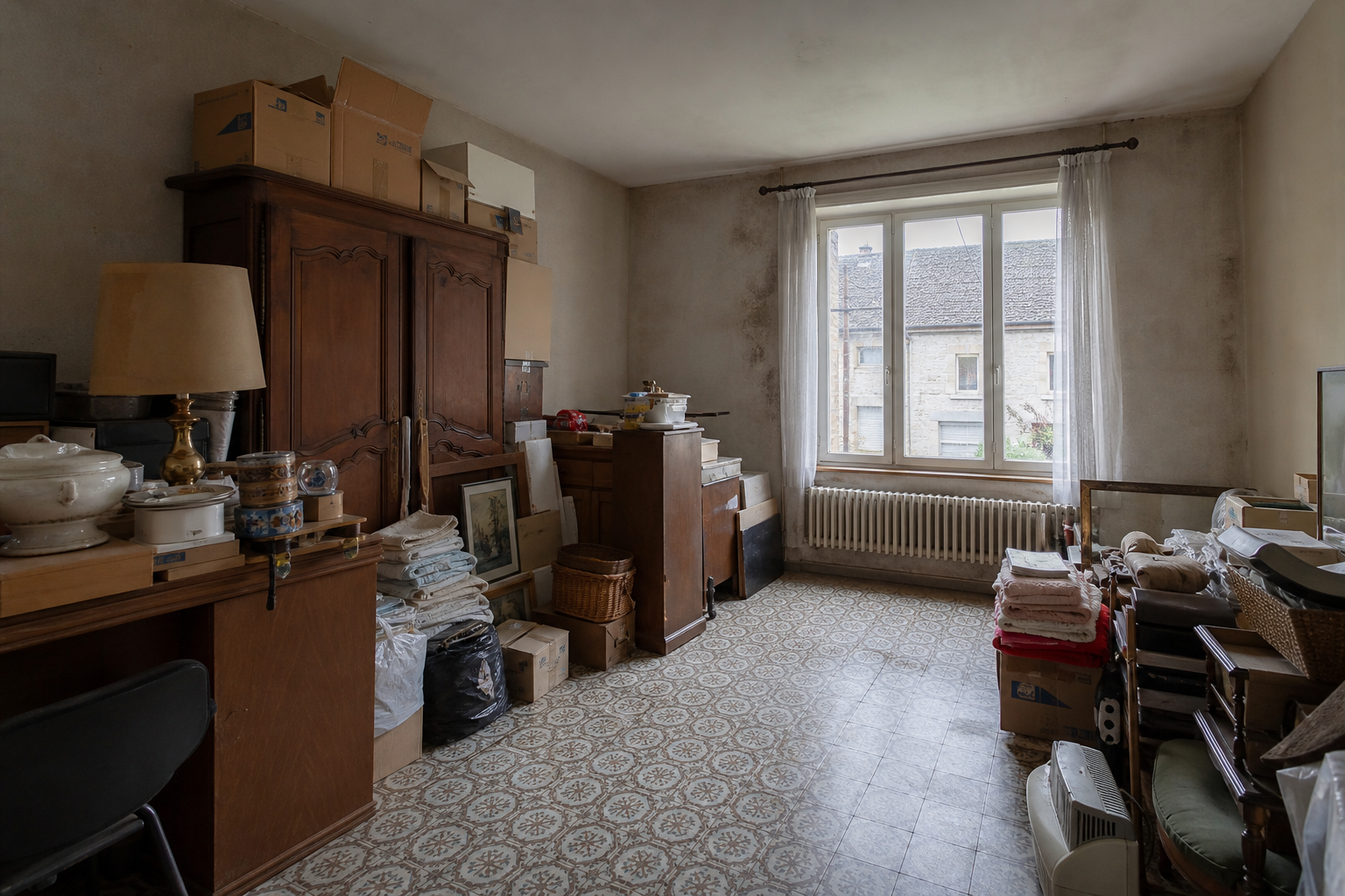 Vide maison de village avec annexes à Libin : avant, en cours et après — avant débarras