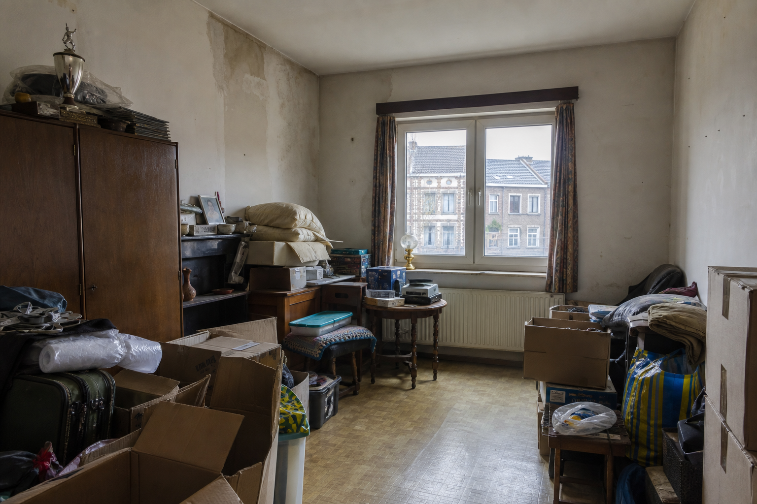 Vide maison ouvrière à Liedekerke : avant, en cours et après — avant débarras