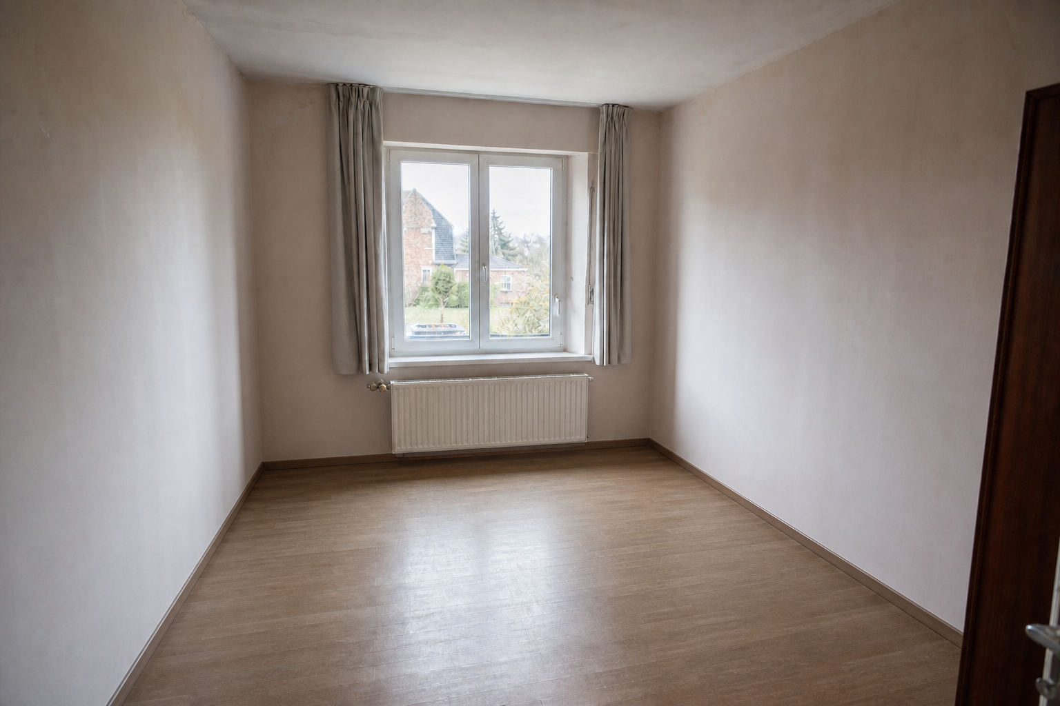 Vide maison quatre façades à Lubbeek : avant, en cours et après — après débarras