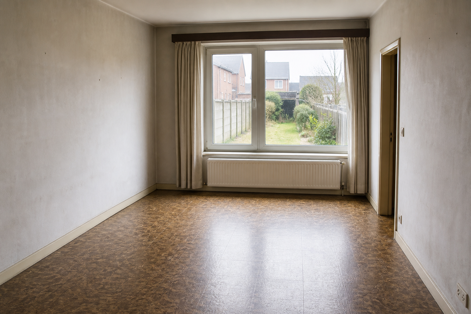 Vide maison de cité minière à Maasmechelen : avant, en cours et après — après débarras