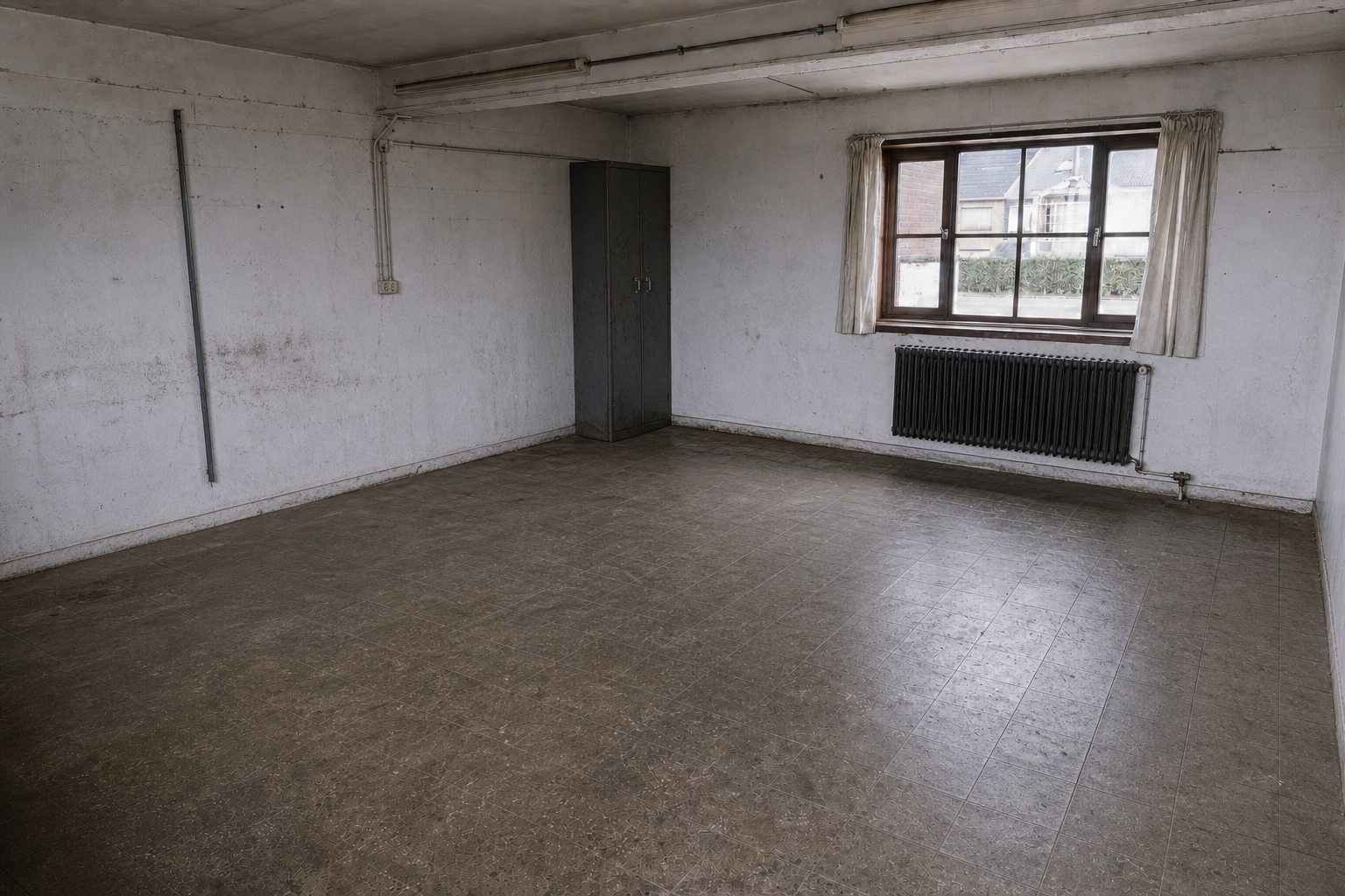 Vide garage-atelier à Maldegem : avant, en cours et après — après débarras