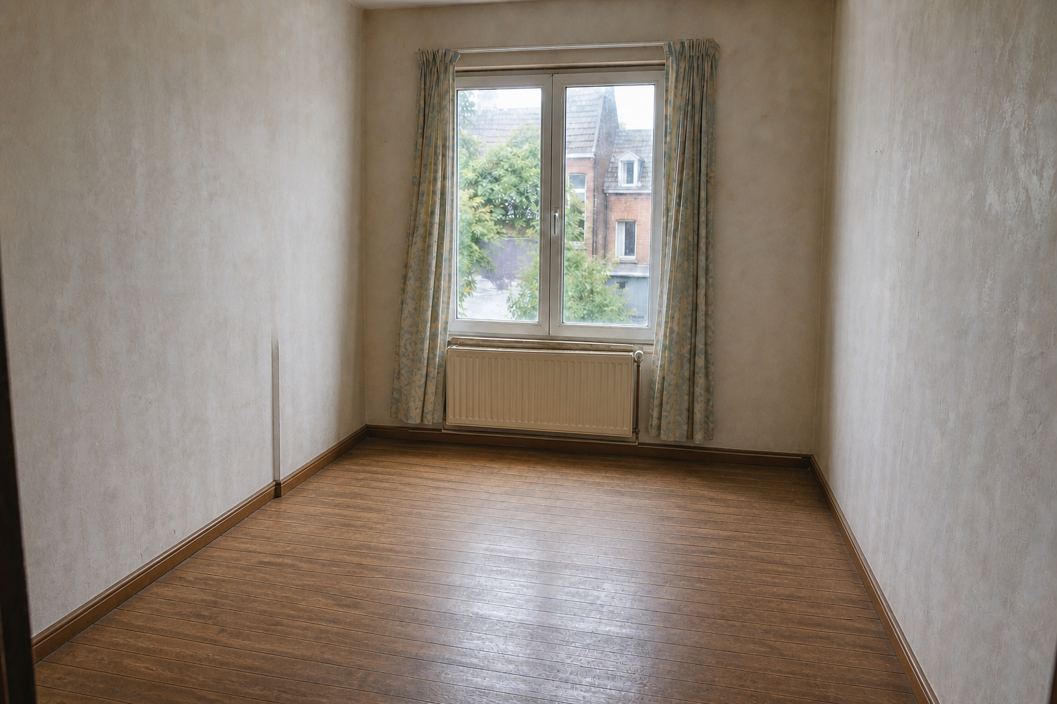 Vide maison mitoyenne avec grenier à Menen : avant, en cours et après — après débarras