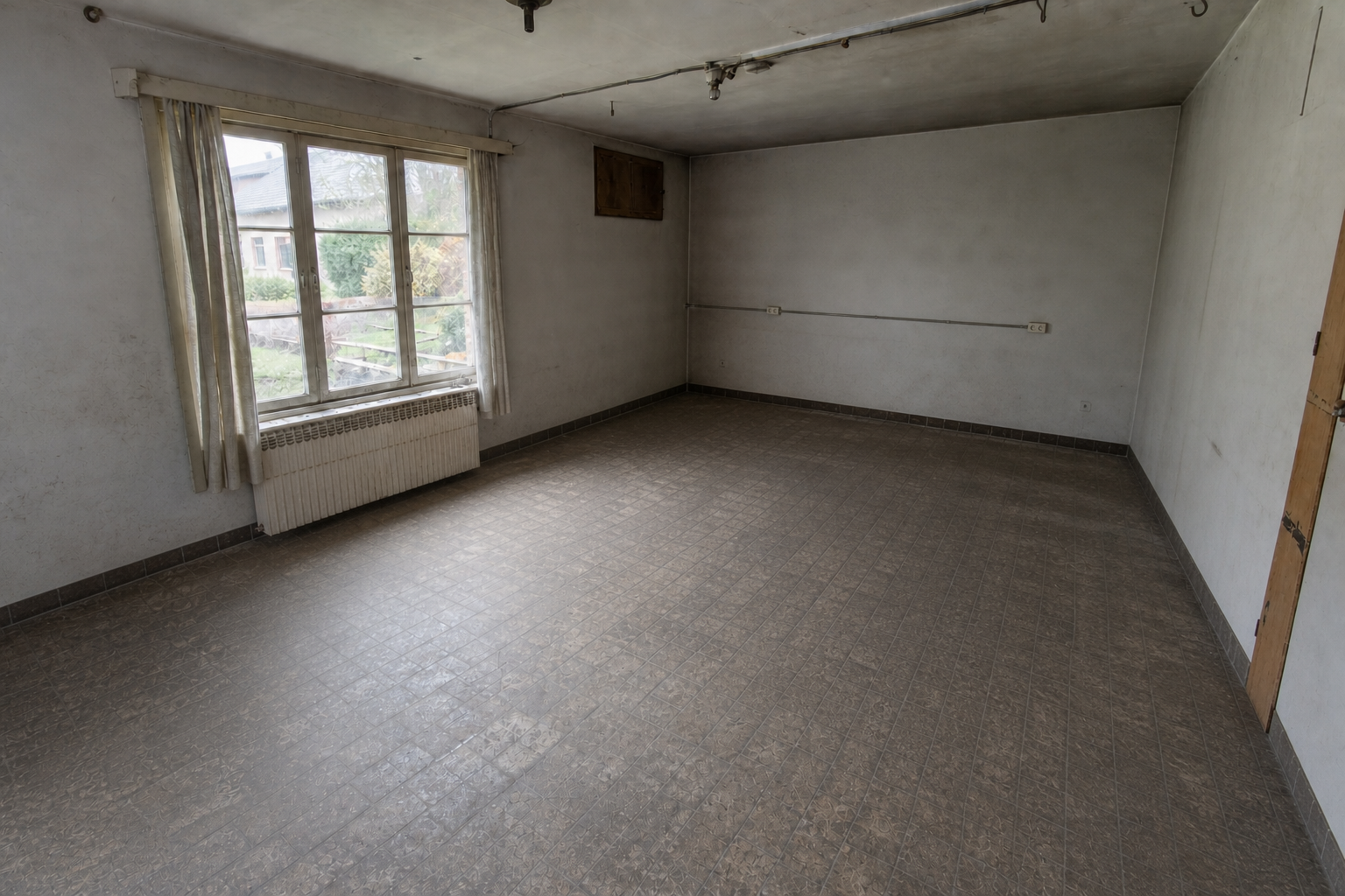 Vide garage-atelier à Mettet : avant, en cours et après — après débarras