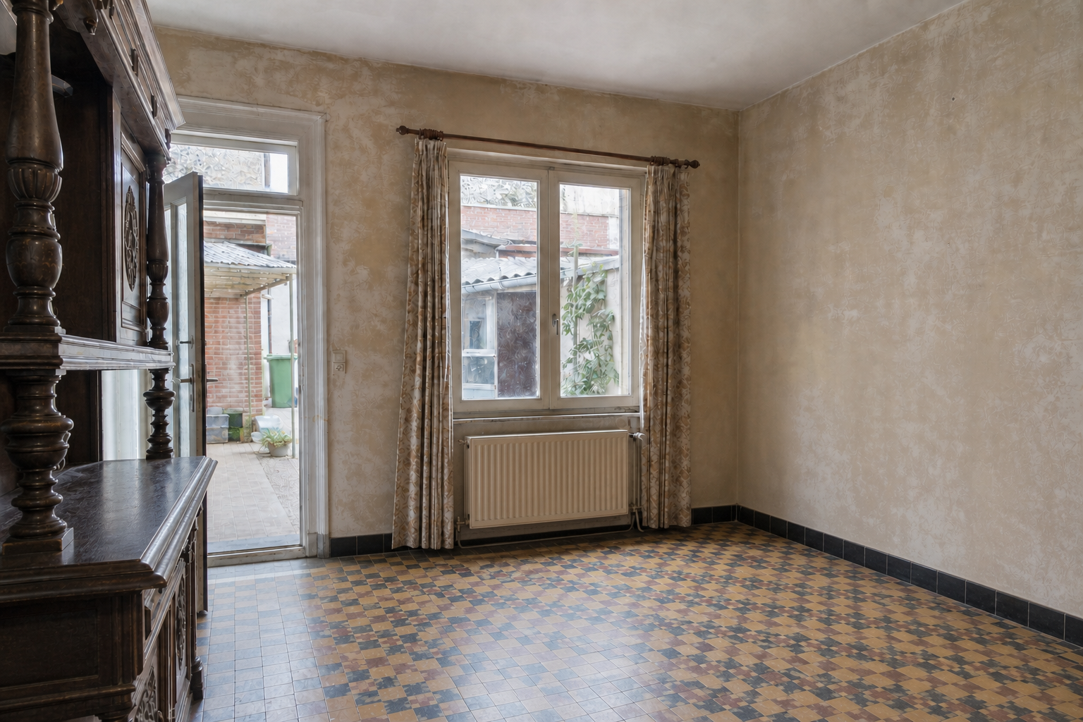 Vide maison urbaine avec cour à Mouscron : avant, en cours et après — après débarras