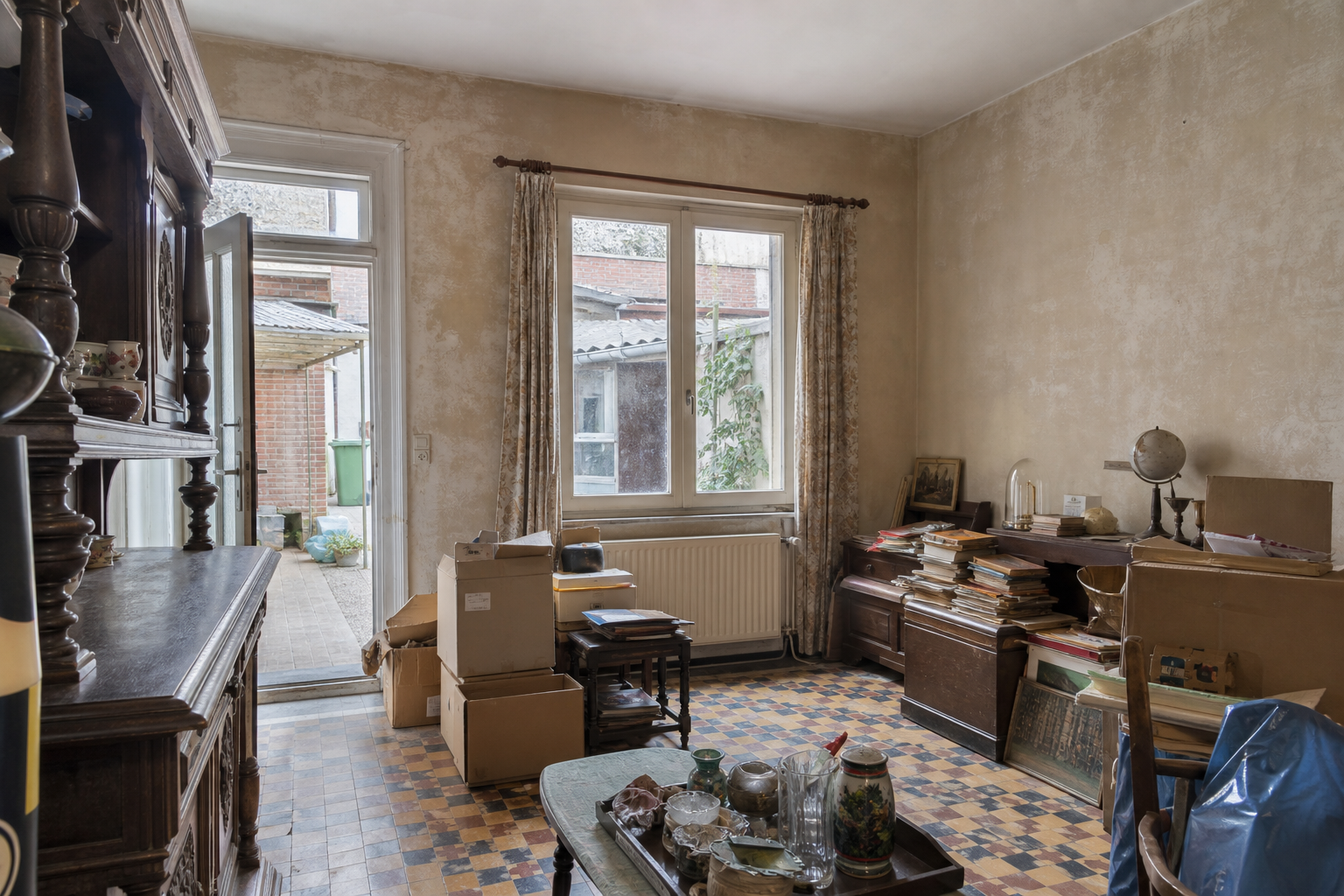 Vide maison urbaine avec cour à Mouscron : avant, en cours et après — avant débarras