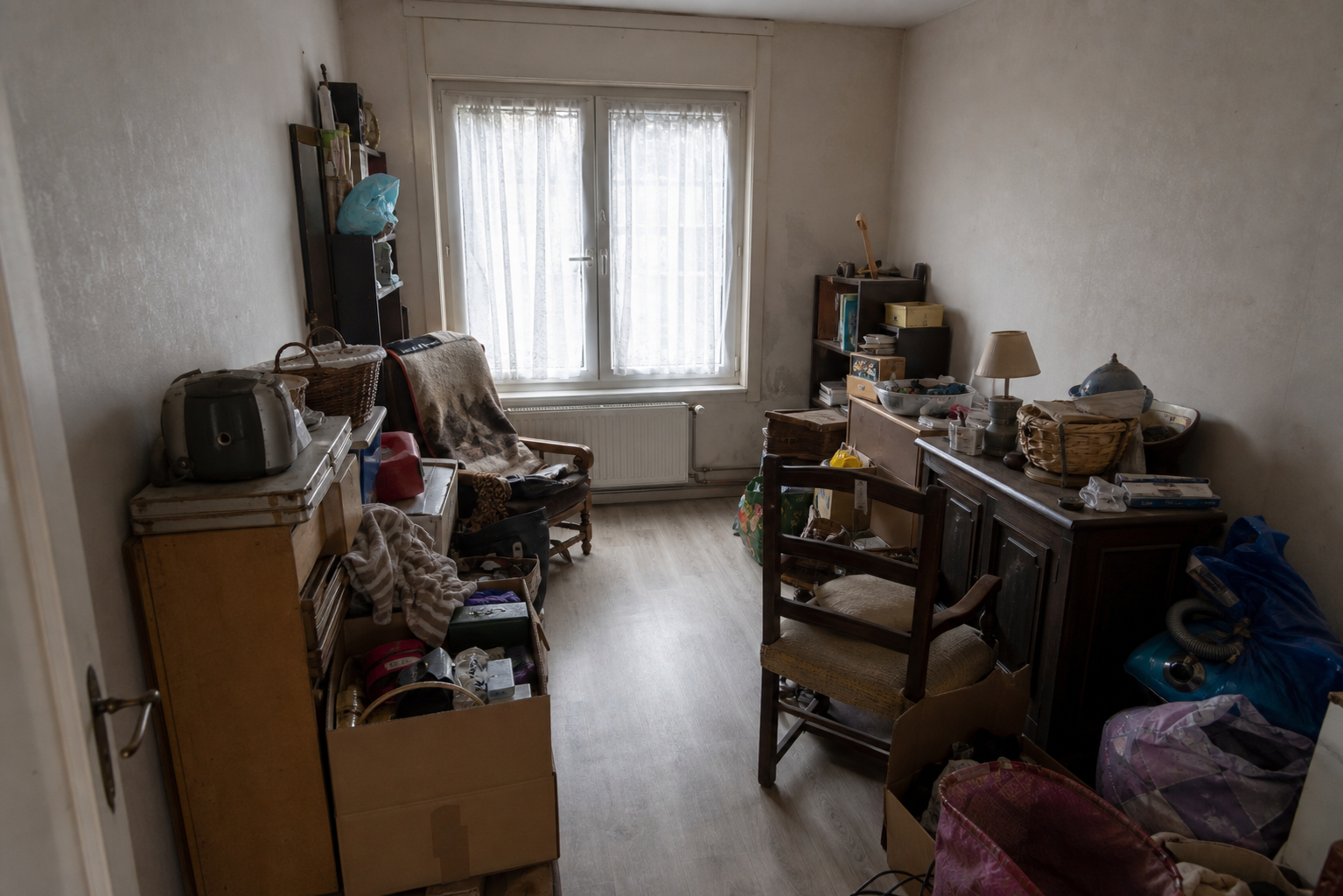Vide maison mitoyenne à Philippeville : avant, en cours et après — avant débarras