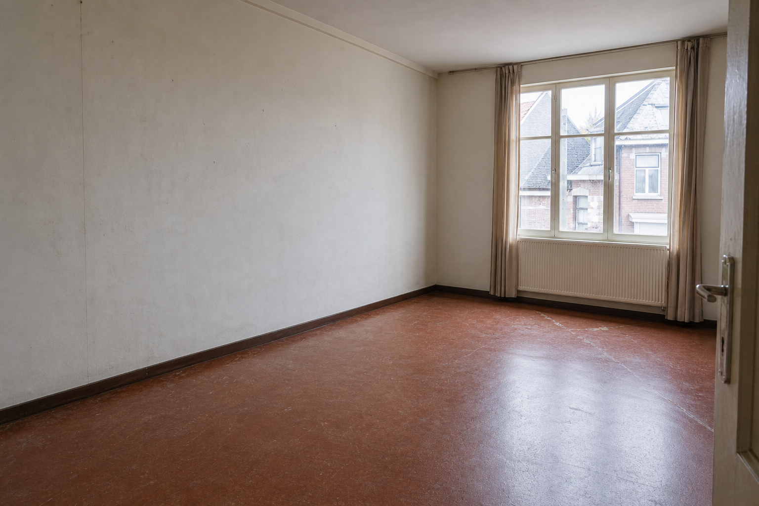 Vide maison ouvrière à Renaix : avant, en cours et après — après débarras
