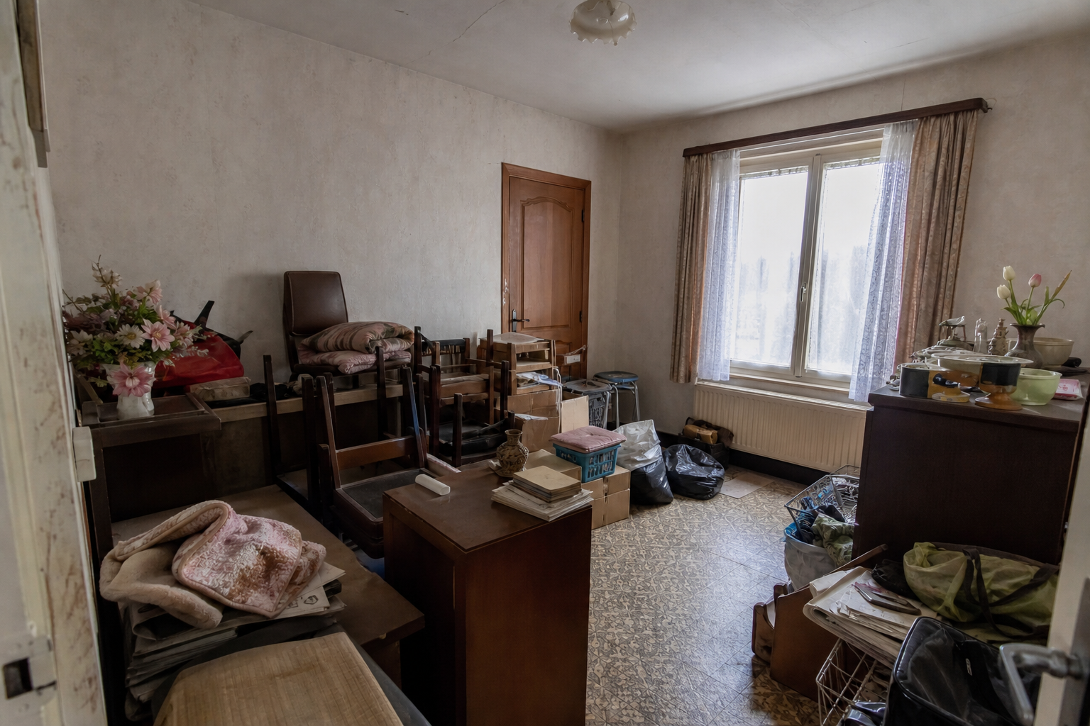 Vide maison ouvrière à Saint-Georges-sur-Meuse : avant, en cours et après — avant débarras