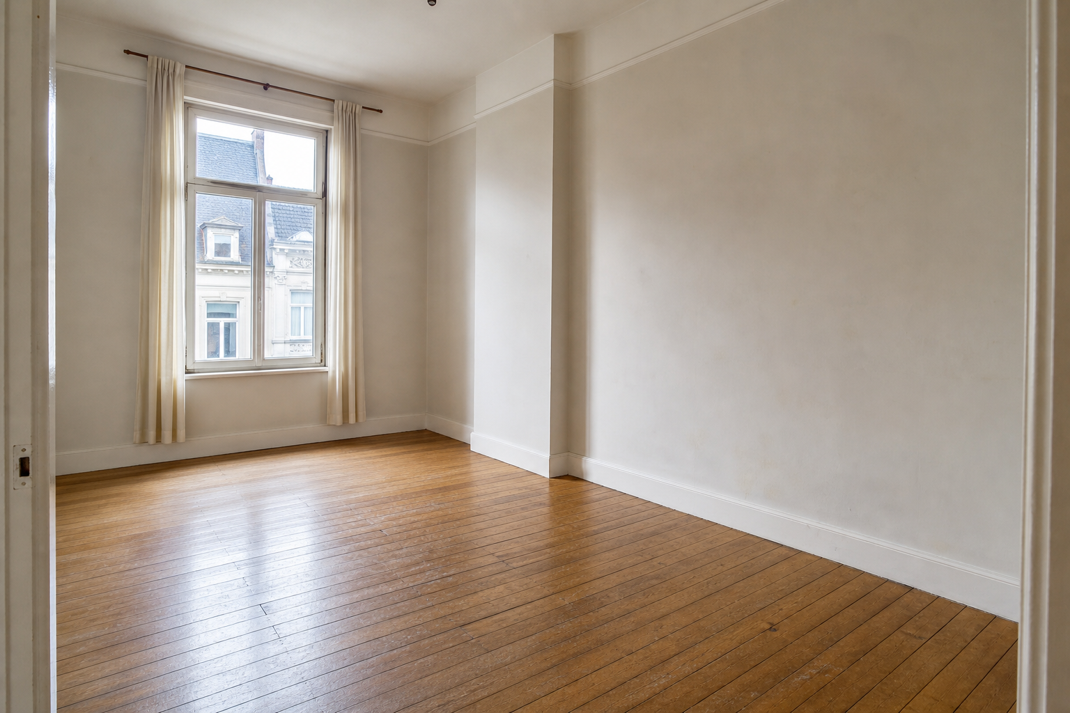 Vide appartement avec monte-meubles à Saint-Gilles : avant, en cours et après — après débarras