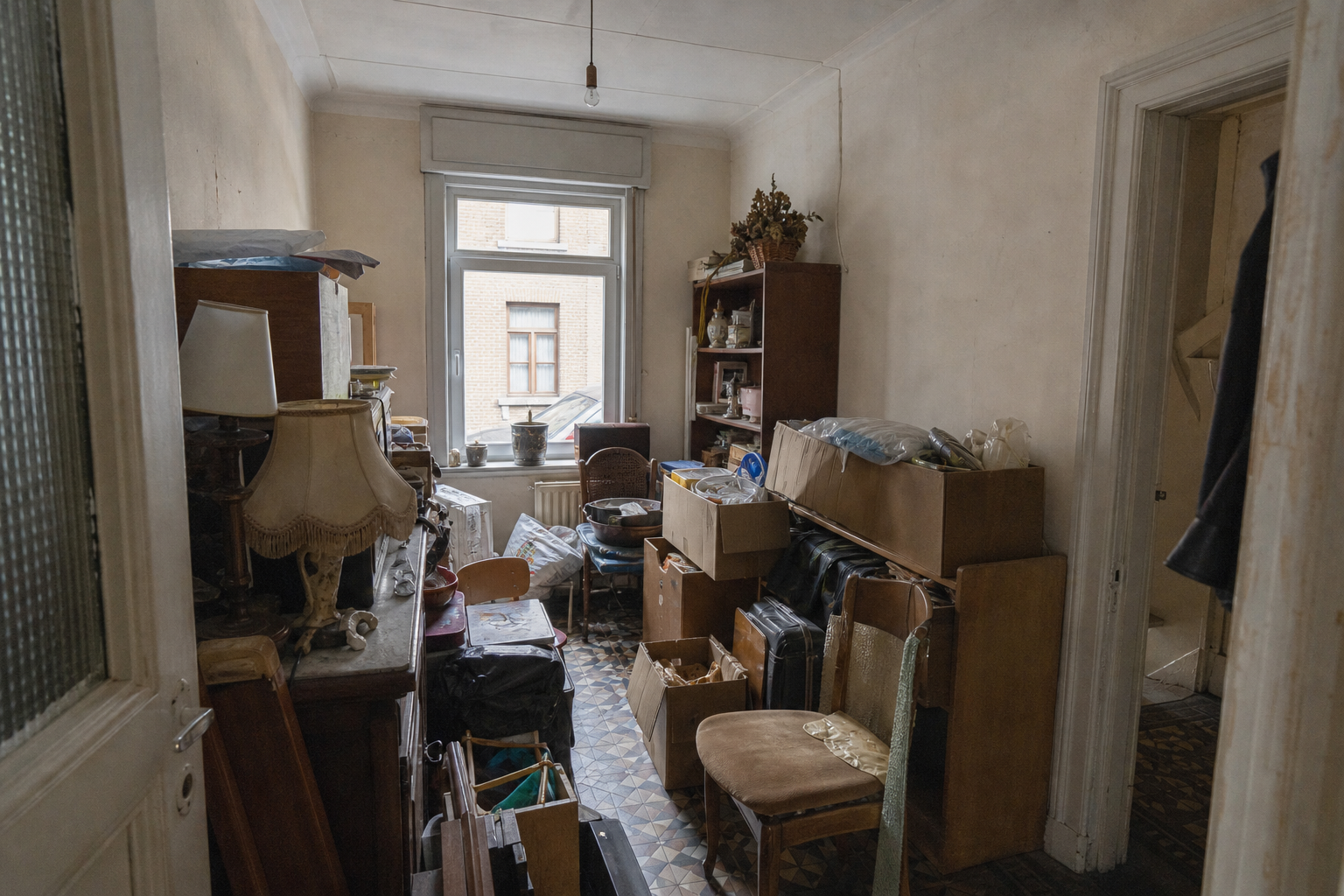 Vide maison de mineur à Saint-Nicolas : avant, en cours et après — avant débarras