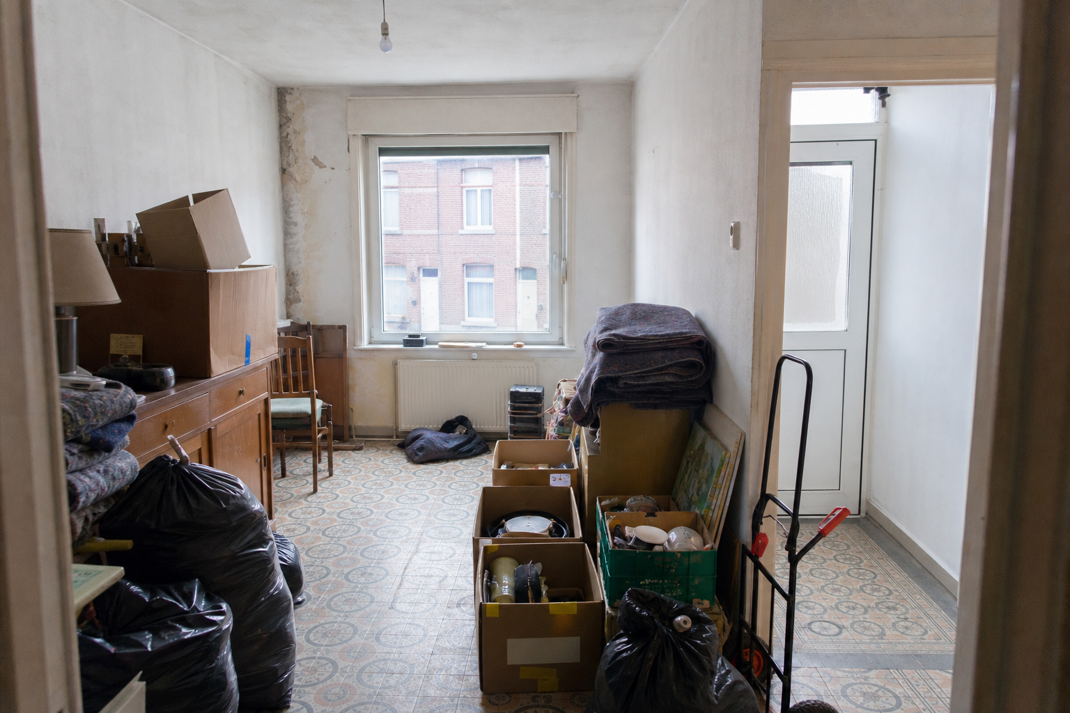 Vide maison de mineur à Saint-Nicolas : avant, en cours et après — intervention en cours