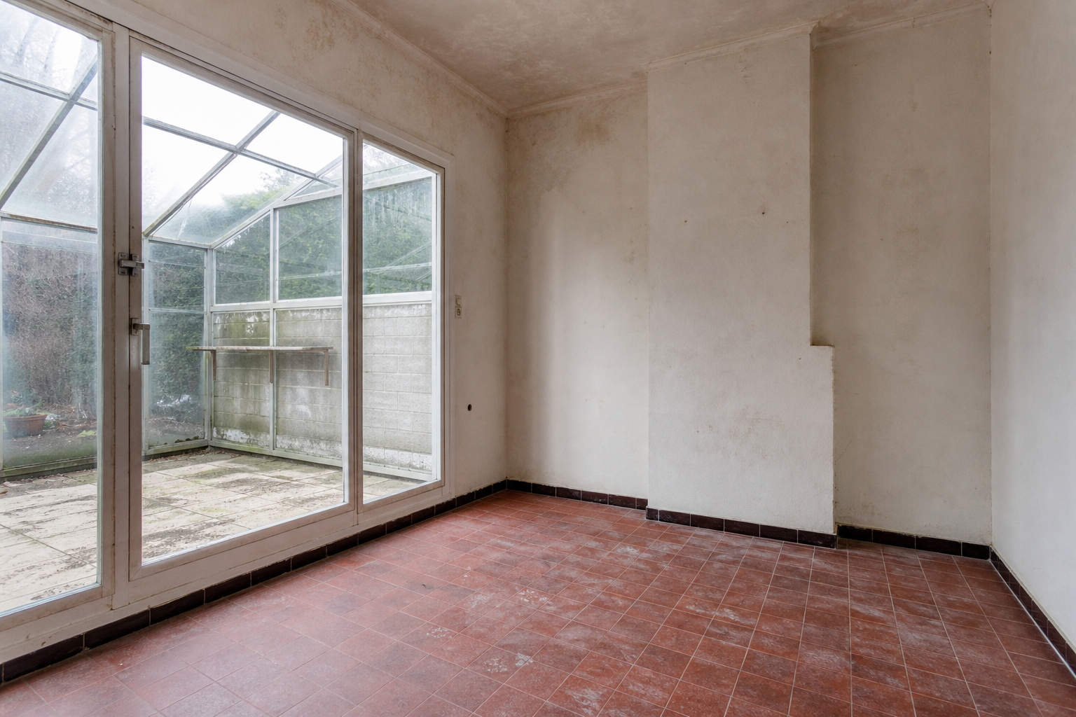 Vide maison avec serre et remise horticole à Sint-Katelijne-Waver : avant, en cours et après — après débarras